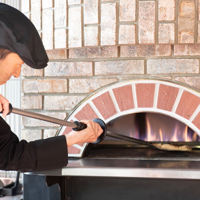店内の窯で焼き上げる「ヴィスキオピンサ」