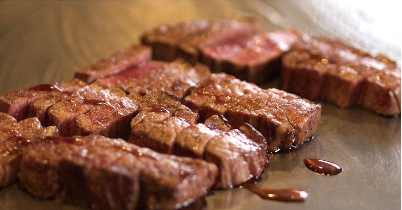 ライブキッチンではサイコロステーキなど出来立ての料理をお楽しみいただけます（イメージ）