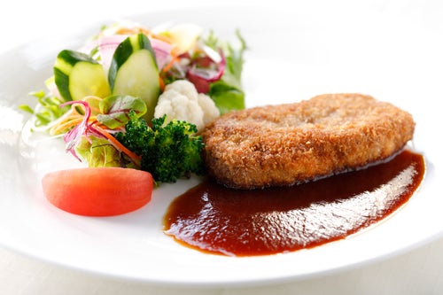 期間限定で復活する メインダイニングルーム「三笠」の ビーフカツ(イメージ)