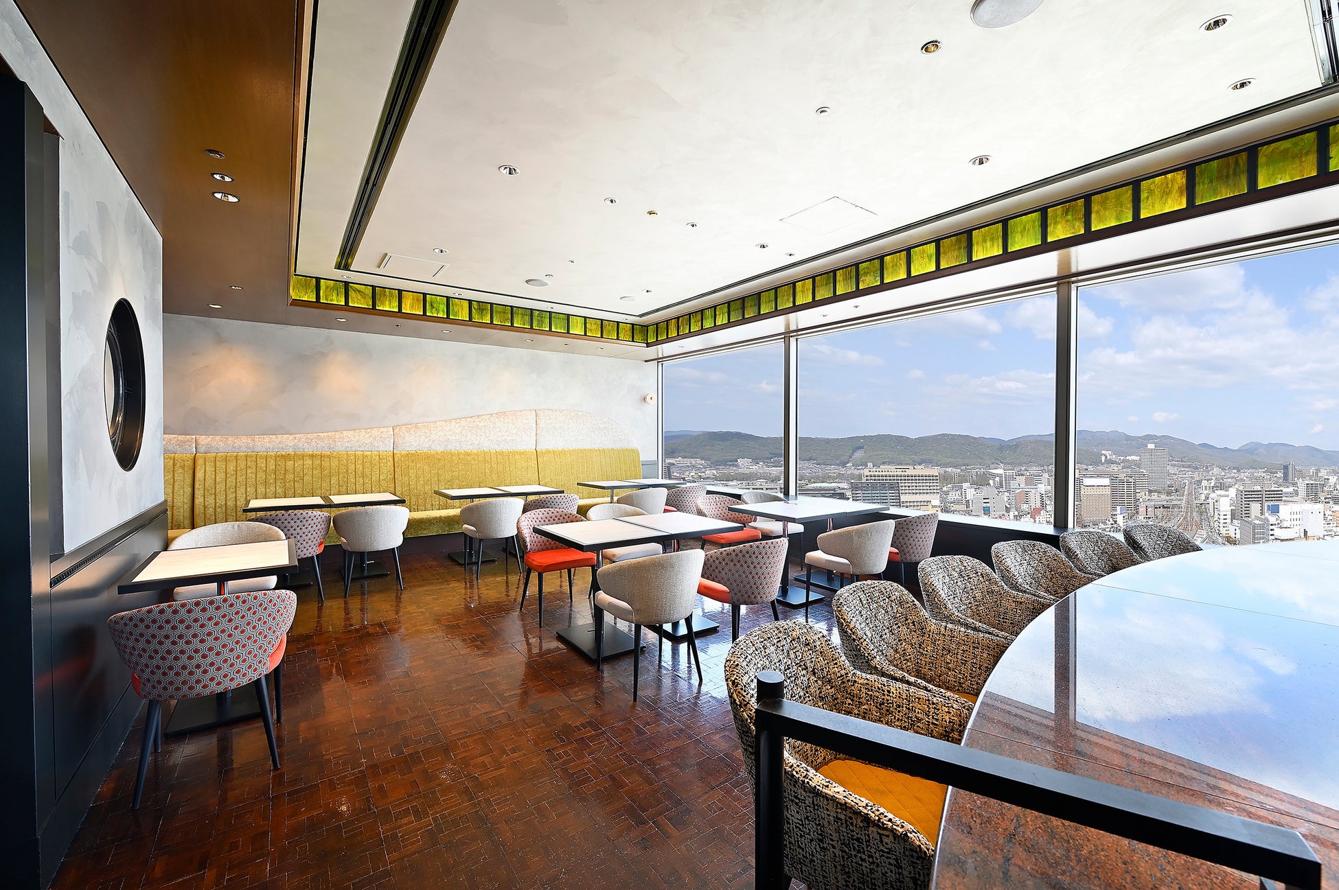 メインバー「リーダーズ」 ティータイム専用ラウンジ