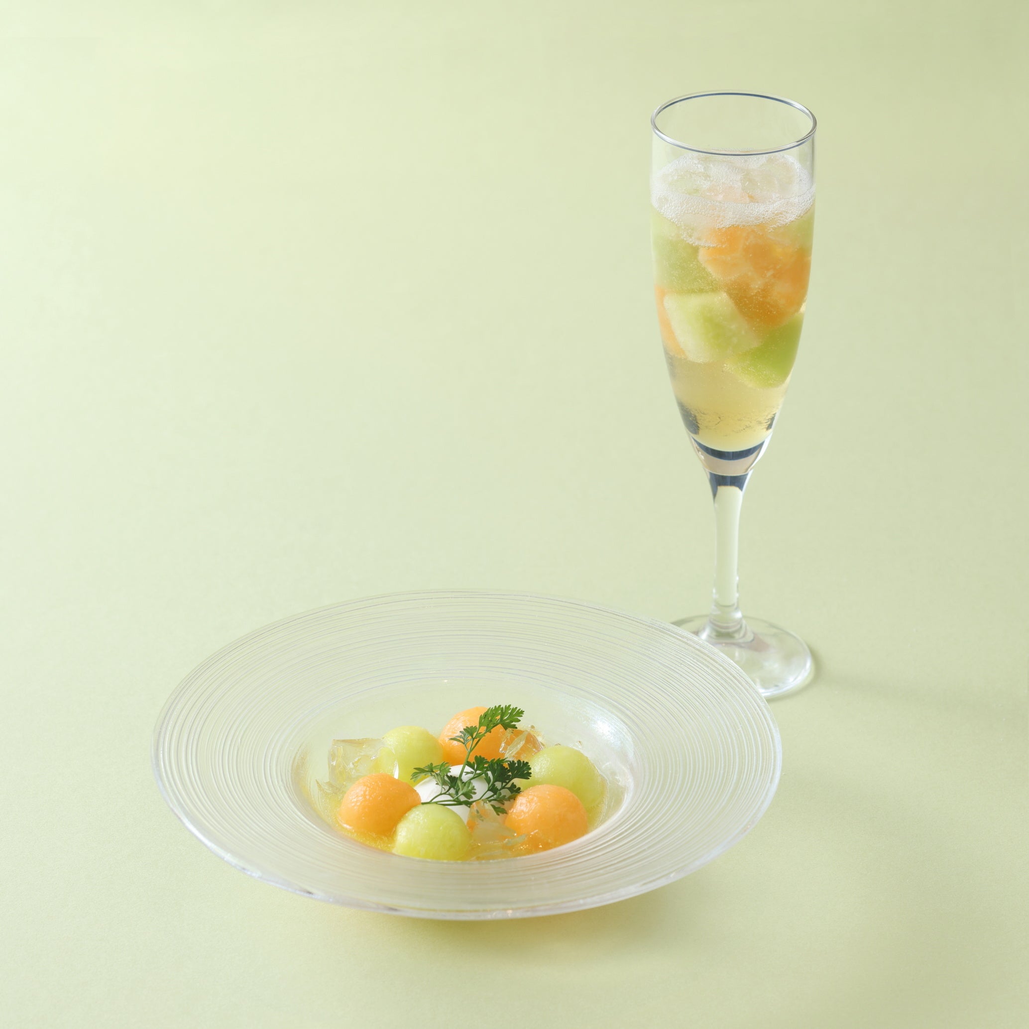 ※シェフのワンディッシュ 「クレームダンジュとメロンのスープ」と オリジナルドリンクイメージ