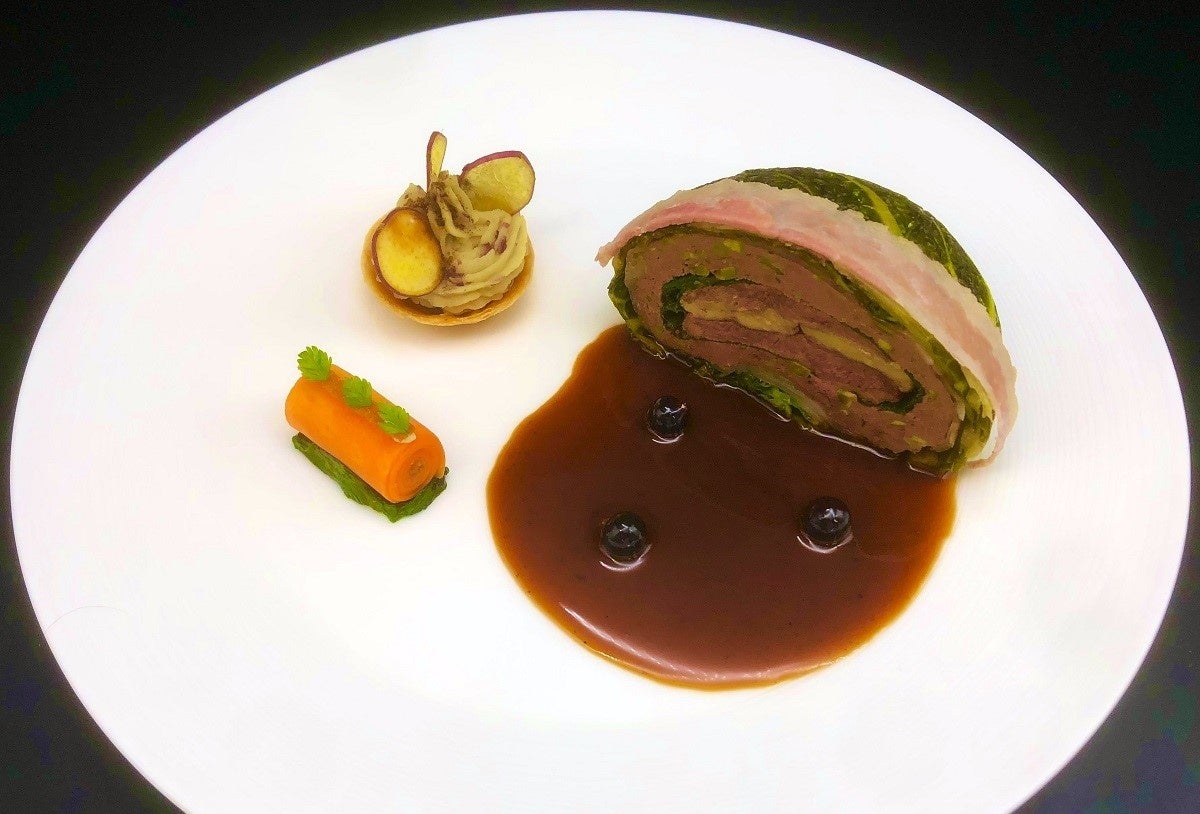 「鹿肉のシューファルシィ カシス風味の赤ワインソース」