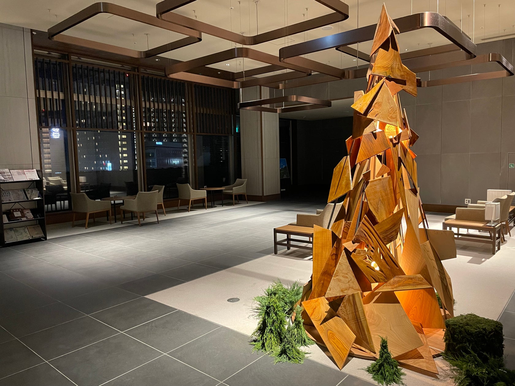 【ホテルヴィスキオ富山】行き場のない富山の端材を再利用 クリスマスツリーの展示について | 株式会社ジェイアール西日本ホテル開発のプレスリリース
