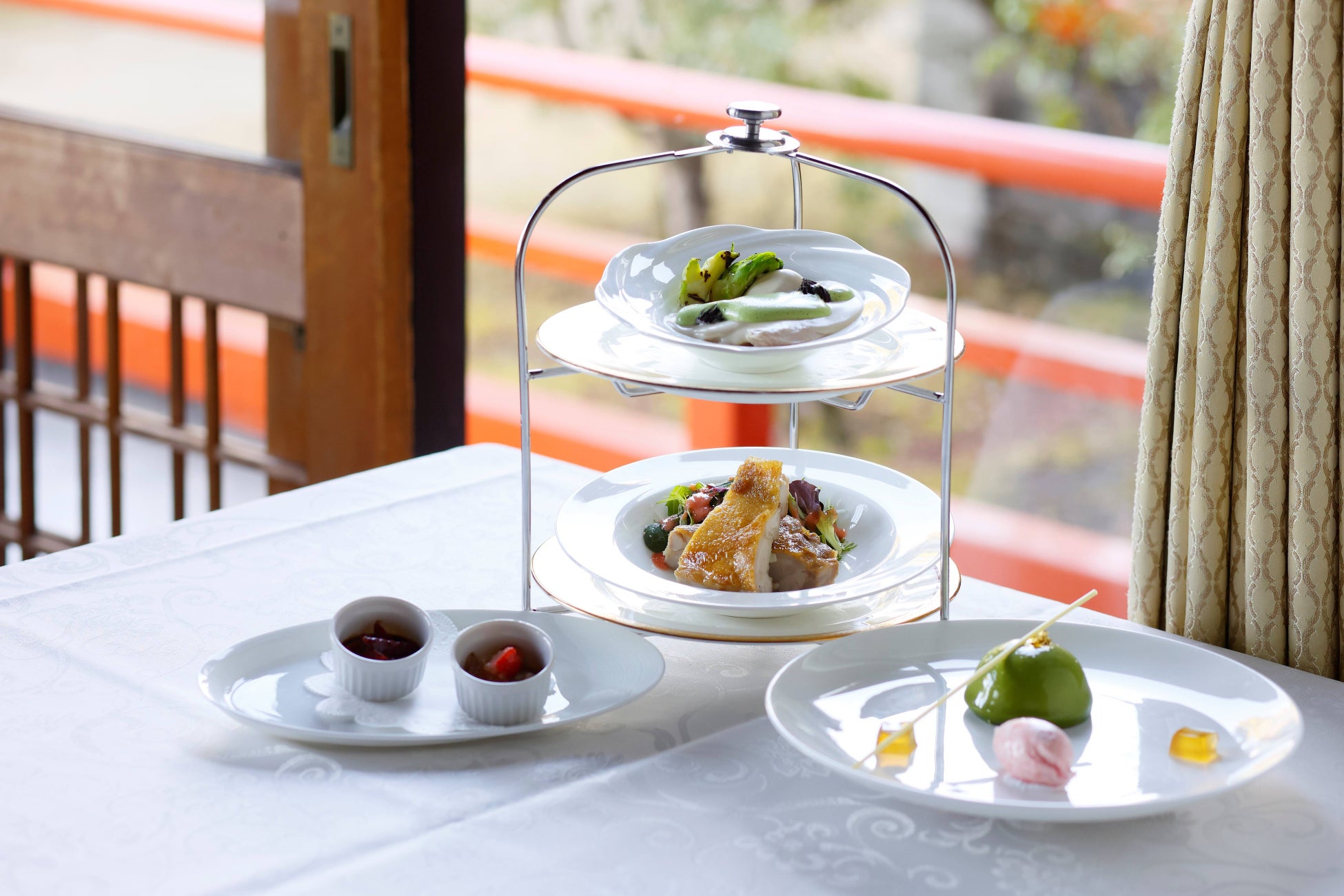 平城コースのメイン料理とデザート(イメージ)