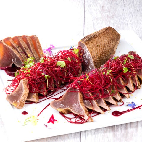 カツオのカルパッチョ　ビーツとグリーンマスタード