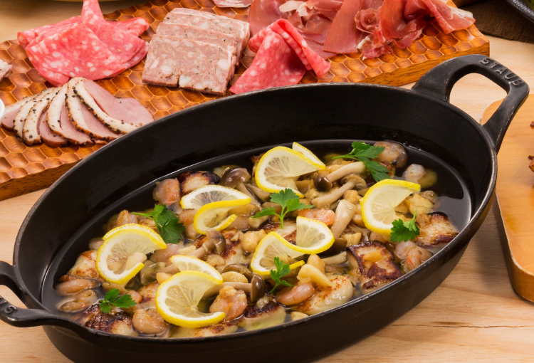 伝統的な煮込み料理 白身魚と小エビのアヒージョ