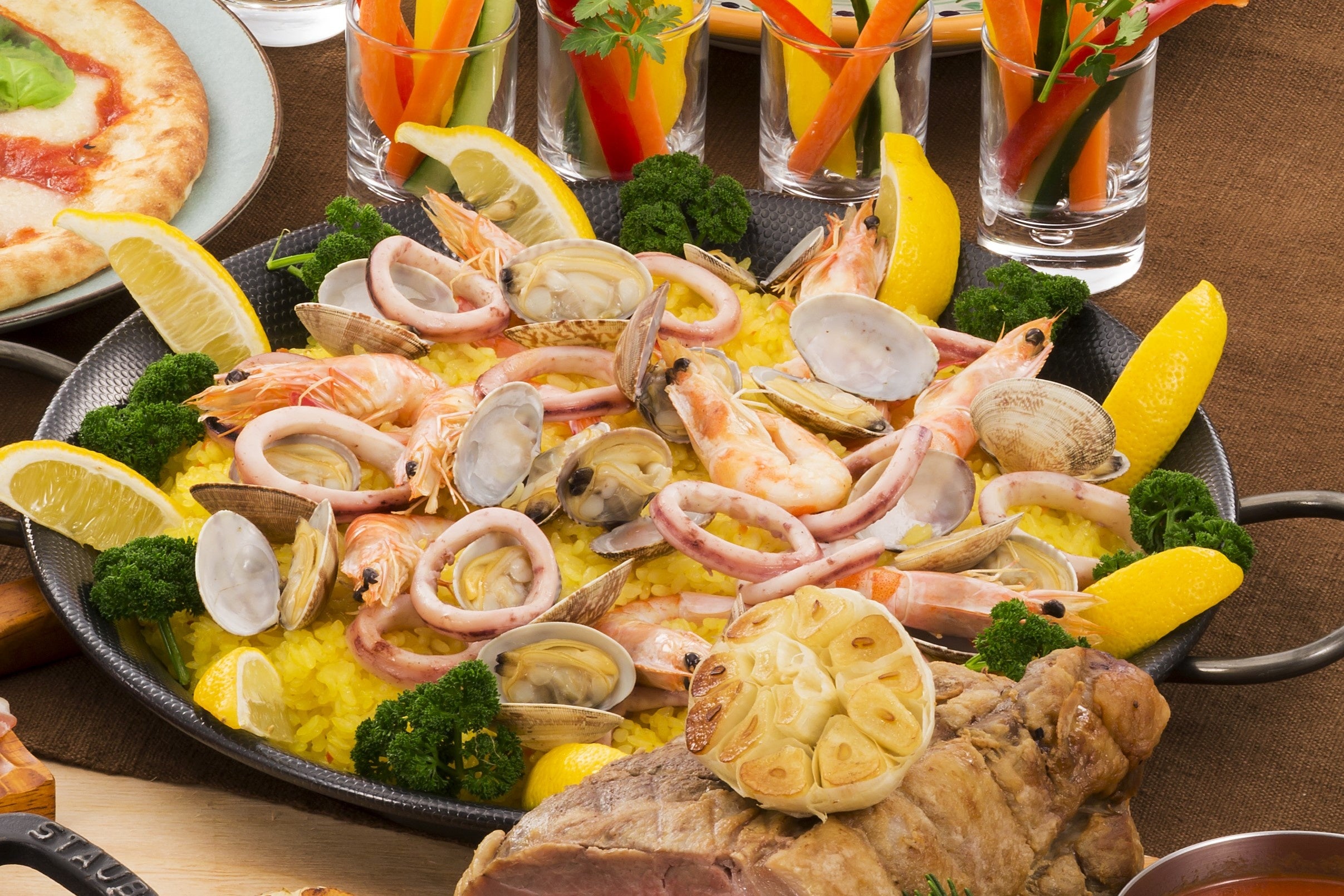 魚介の旨味で炊き上げる シーフードパエリア