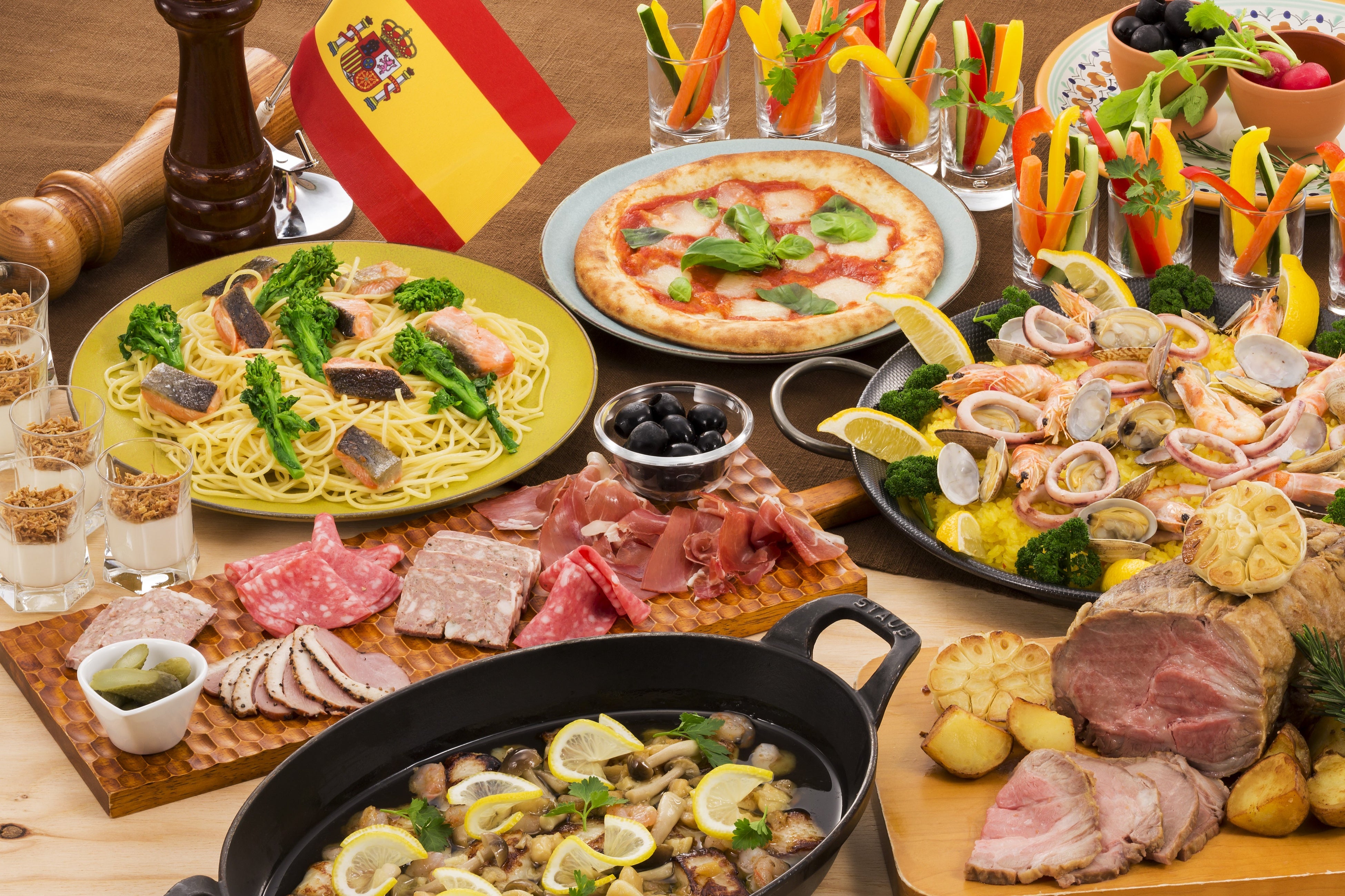 サングリアやワインとの相性抜群のスペイングルメを中心とした料理が並びます