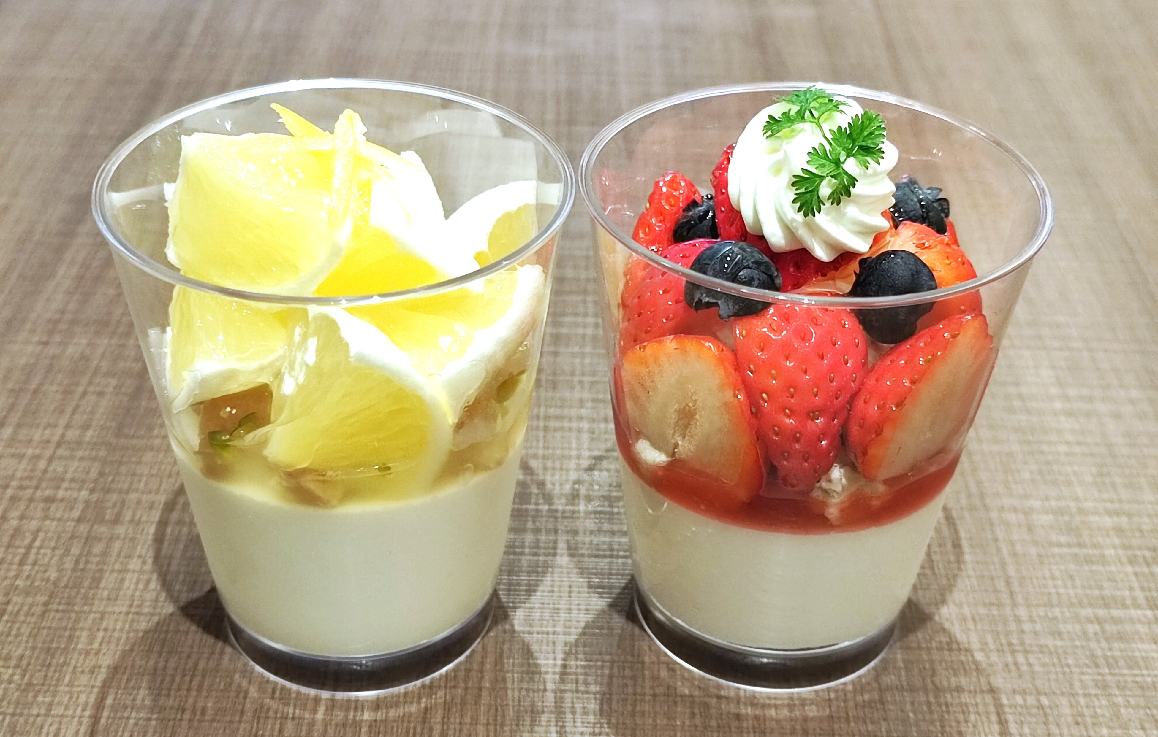 （写真左）日向夏ぎっしりムース（写真右）苺ぎっしりヨーグルトムース