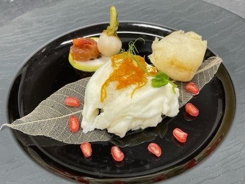 第9 回ローズウォーターレシピアワード（2022 年）料理部門銀賞「ローズミルクフリッターとローズの香り纏ったミルク炒め」