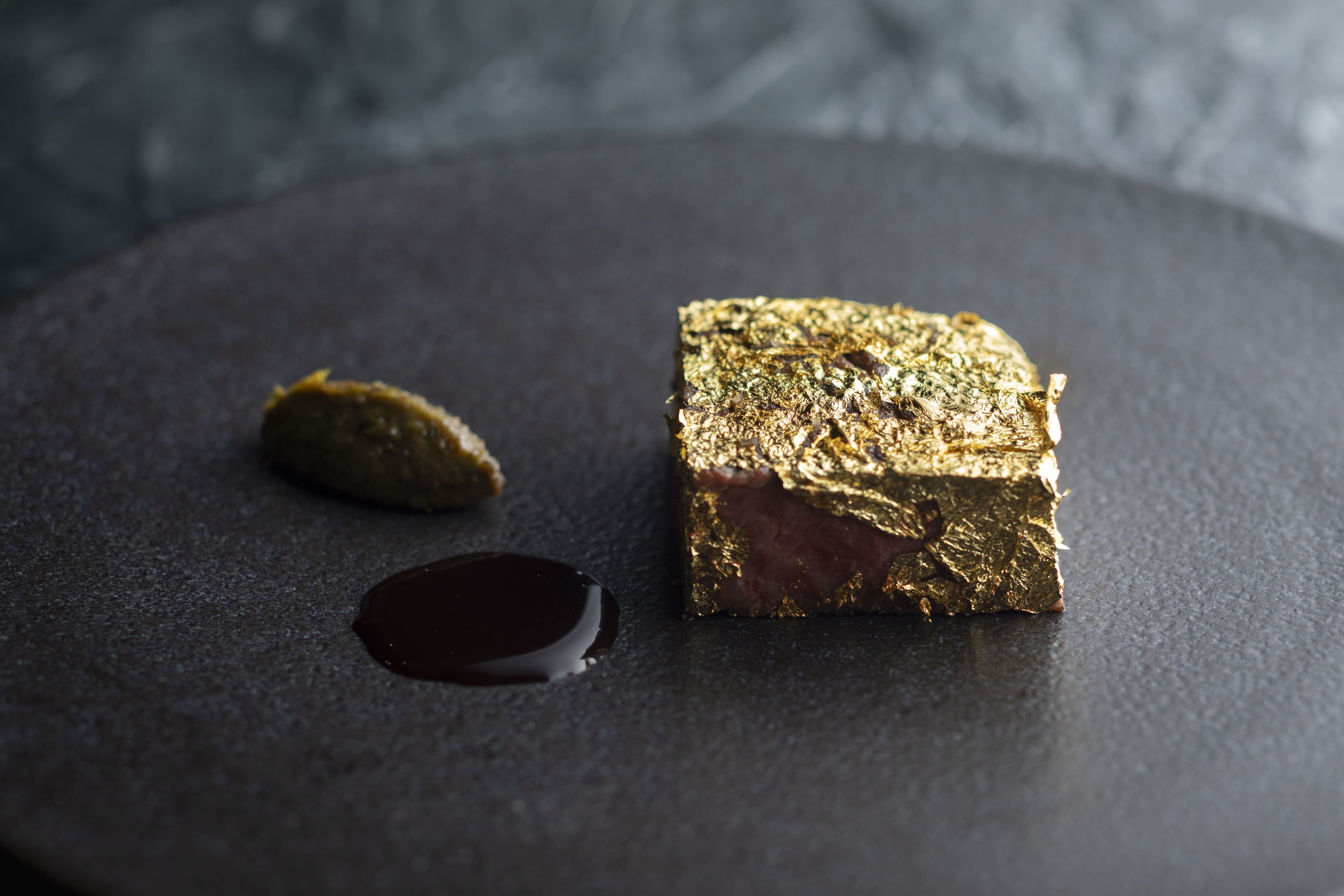 亀岡牛を使用し金箔を纏った肉料理 イメージ