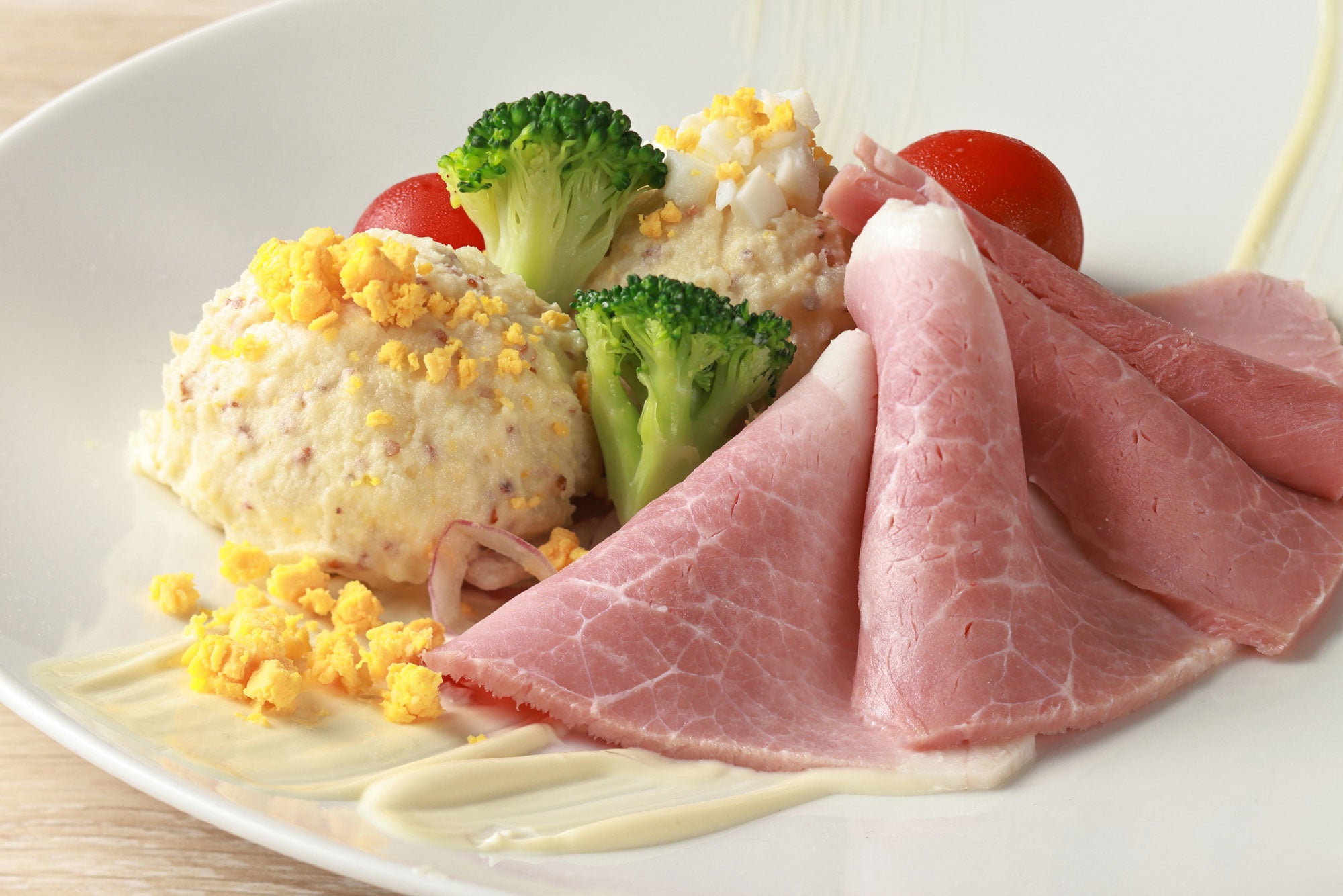ポテトサラダ　ロースハムを添えて