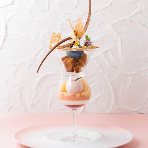 エレガンスパフェ～岡山県産白桃まるごと1個使ったフルーツパフェ～