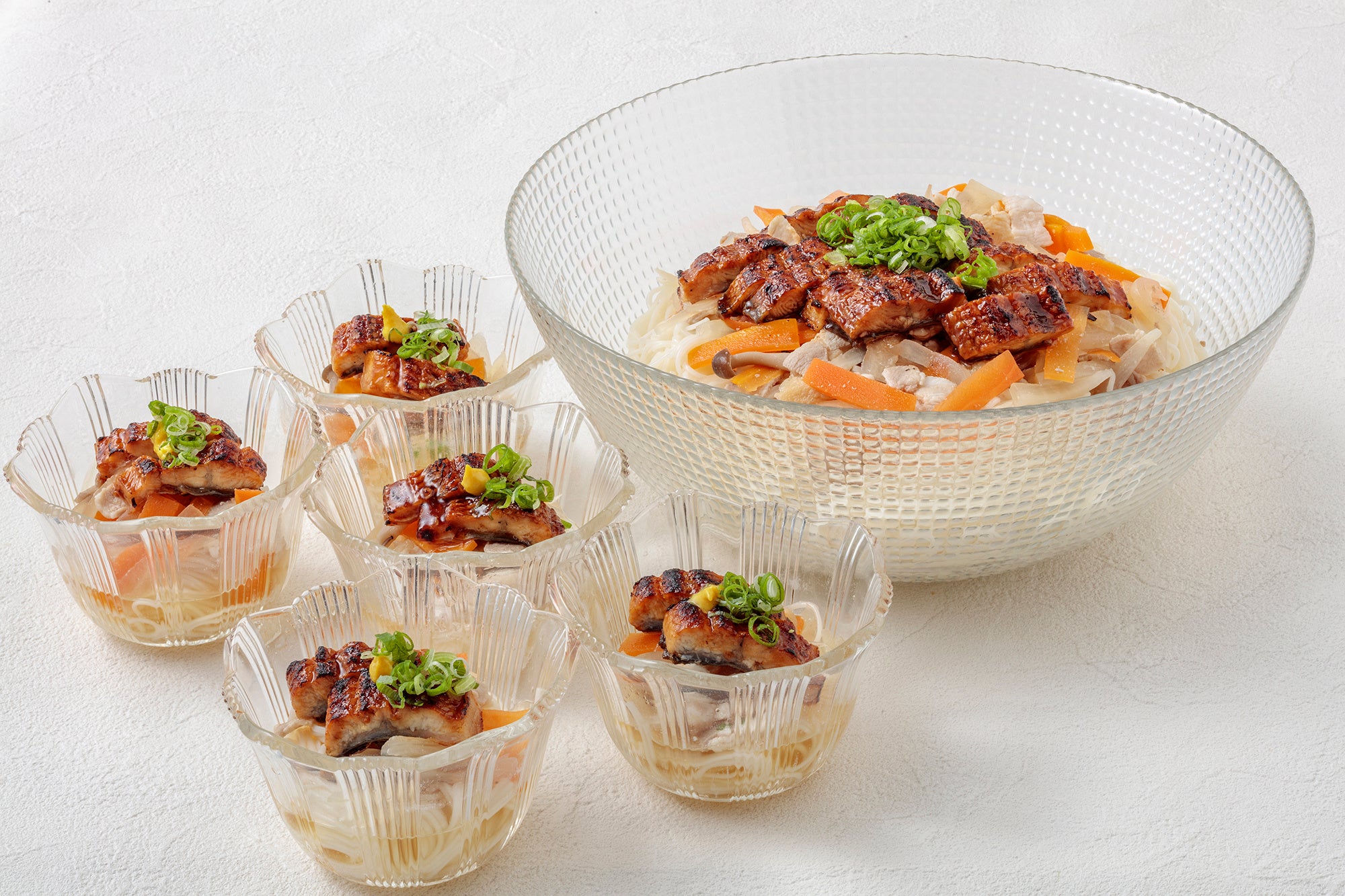 あっさり夏らしい田舎風ソーメンに鰻を添えて