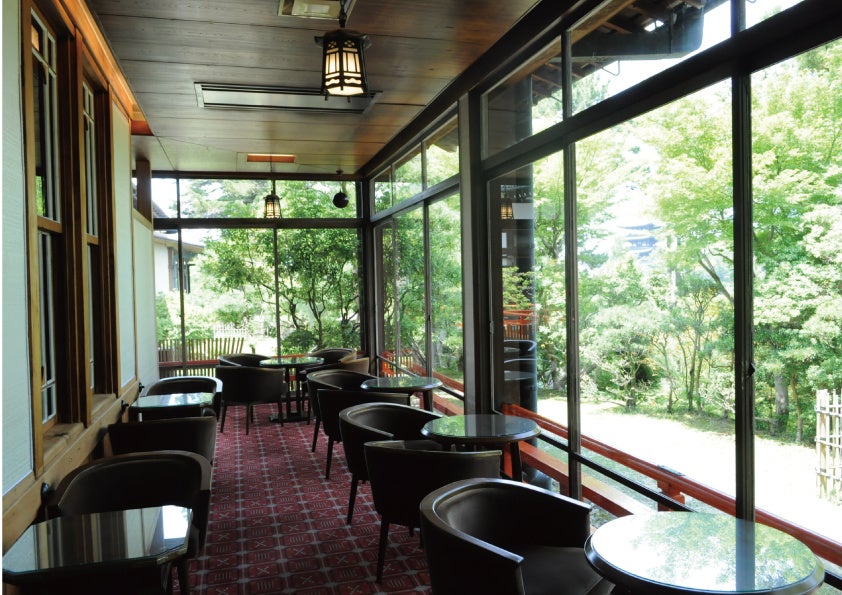 天井まで届く窓から、四季折々の風景や古都の景観を楽しむことができるティーラウンジ