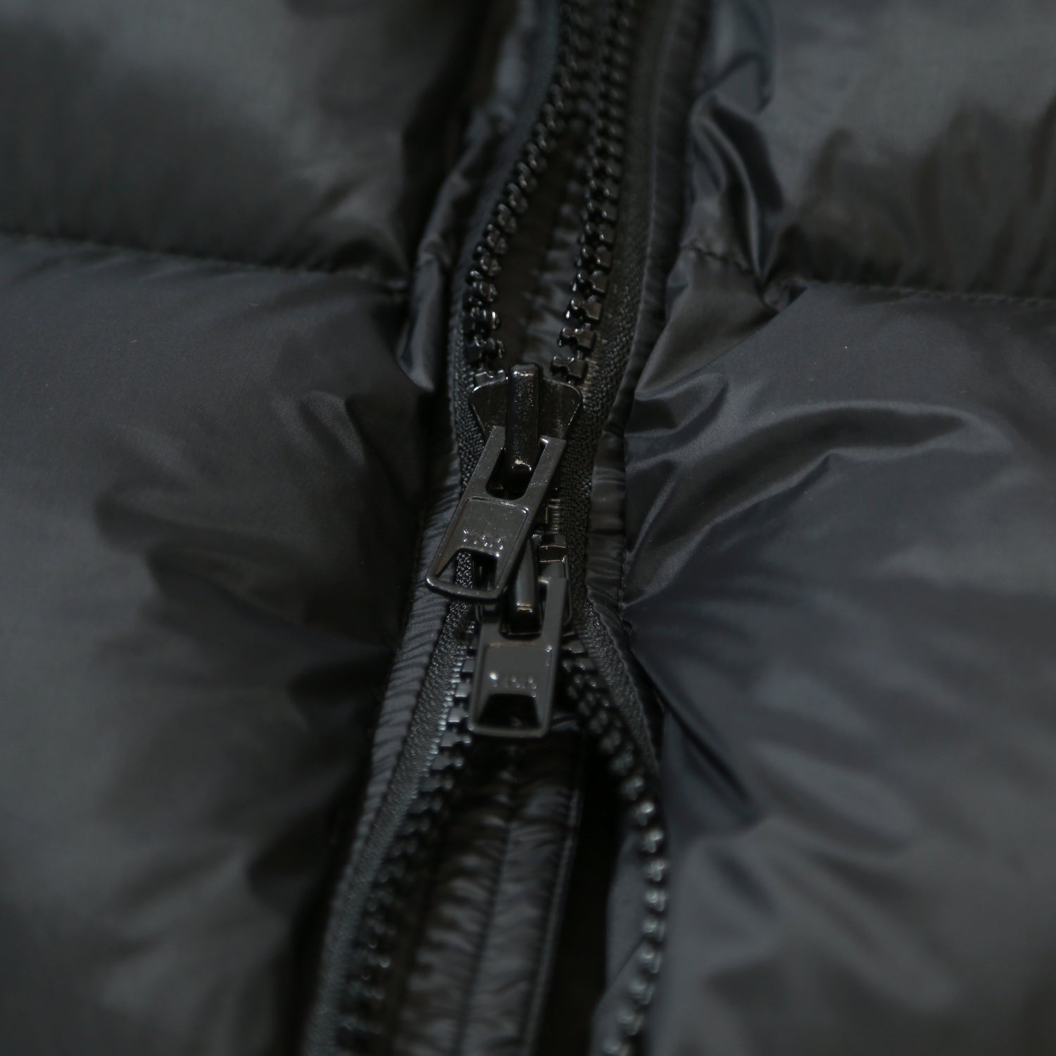 無駄を削ぎ落した、究極にシンプルな DOWN JACKET＆VESTが登場