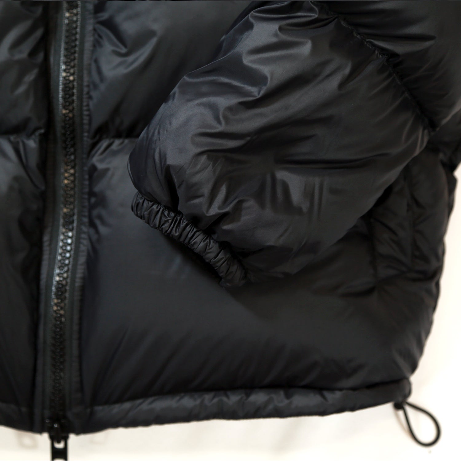 無駄を削ぎ落した、究極にシンプルな DOWN JACKET＆VESTが登場