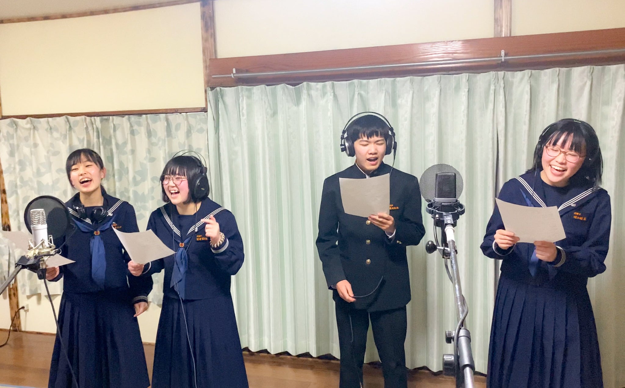 レコーディングをする中学生