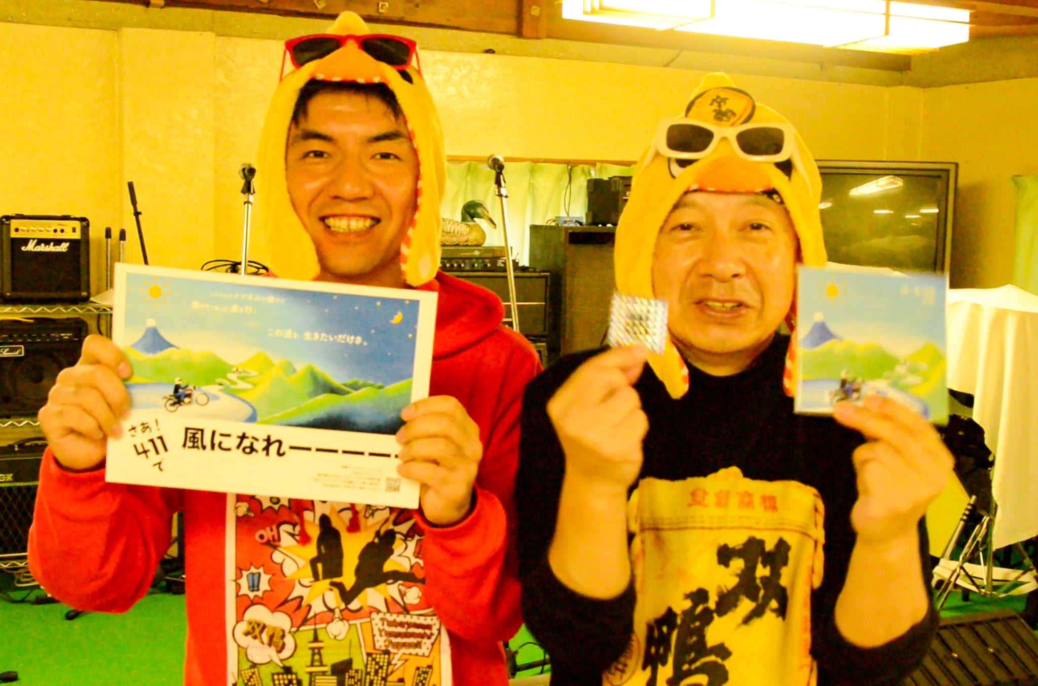 リリースCDと双鴨（左：のっち、右：チャーボー）