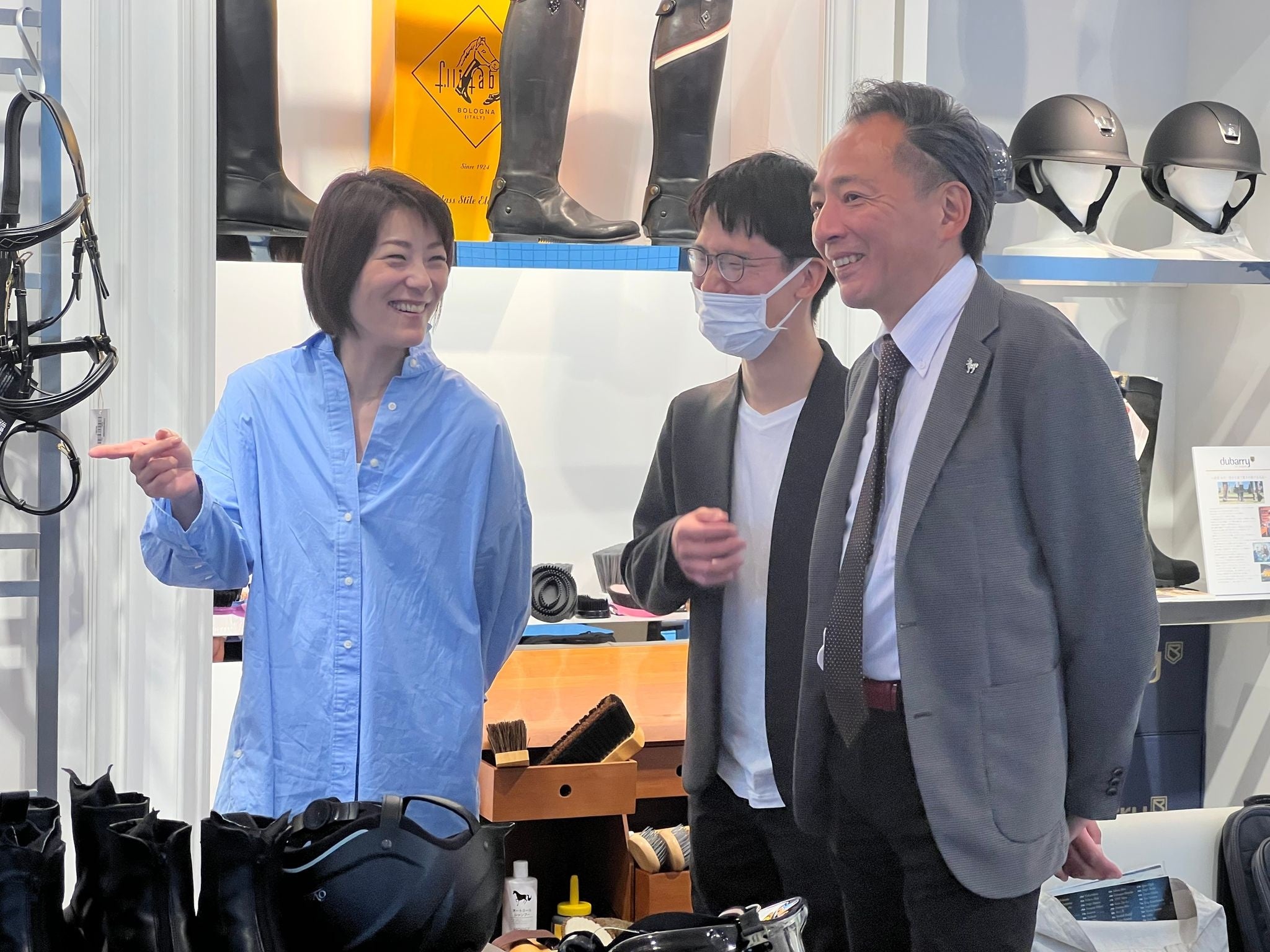 河野事務局長（右）稲葉選手（中央）