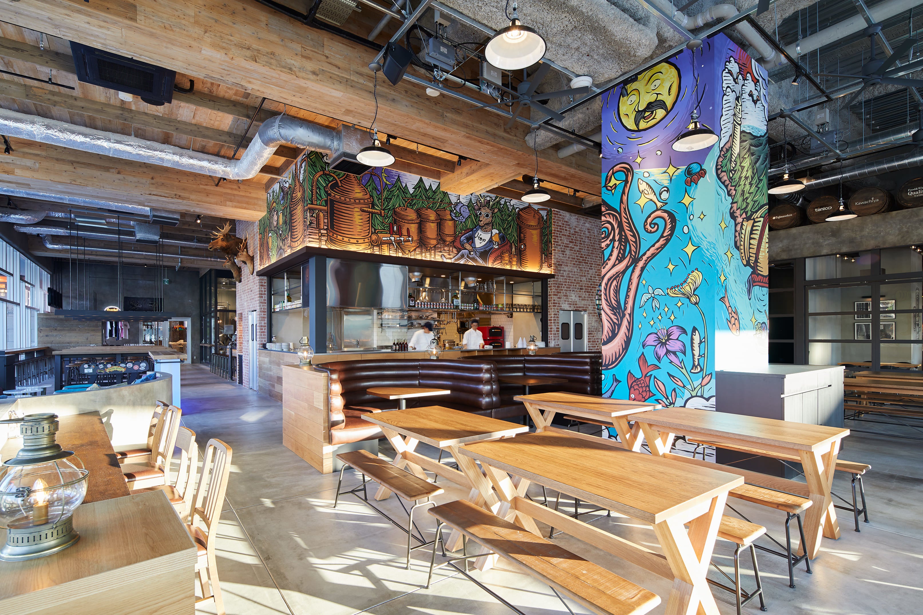 アメリカ西海岸をコンセプトにしたブルワリーレストラン店内