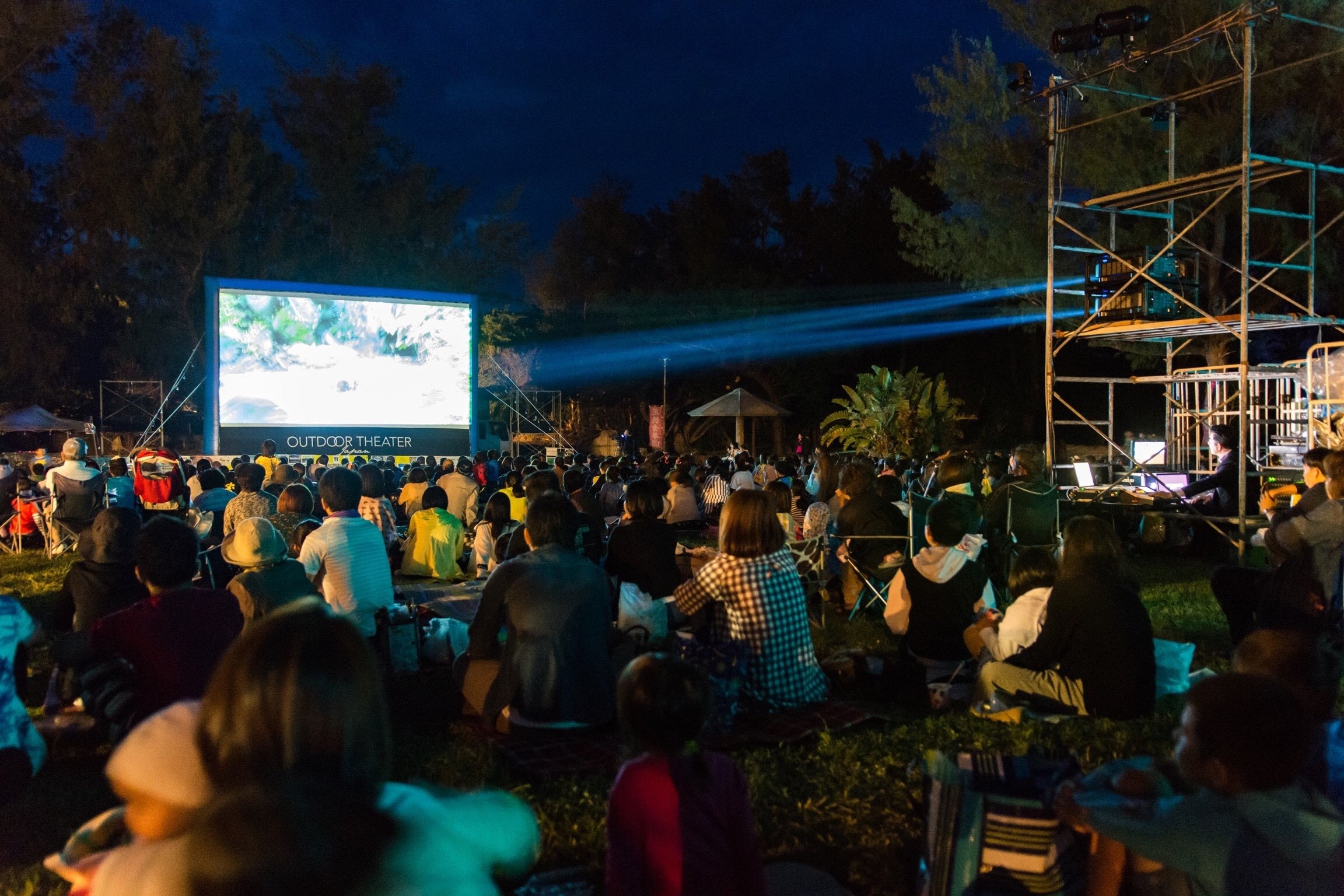 どんな場所でも映画館が出来上がるのが野外映画の特徴です