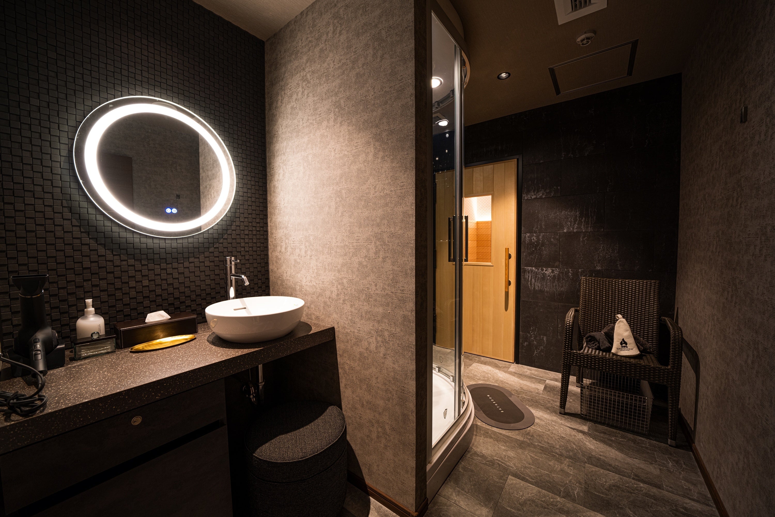 ダーク基調室内(ONEPEROSON自由が丘の店内)