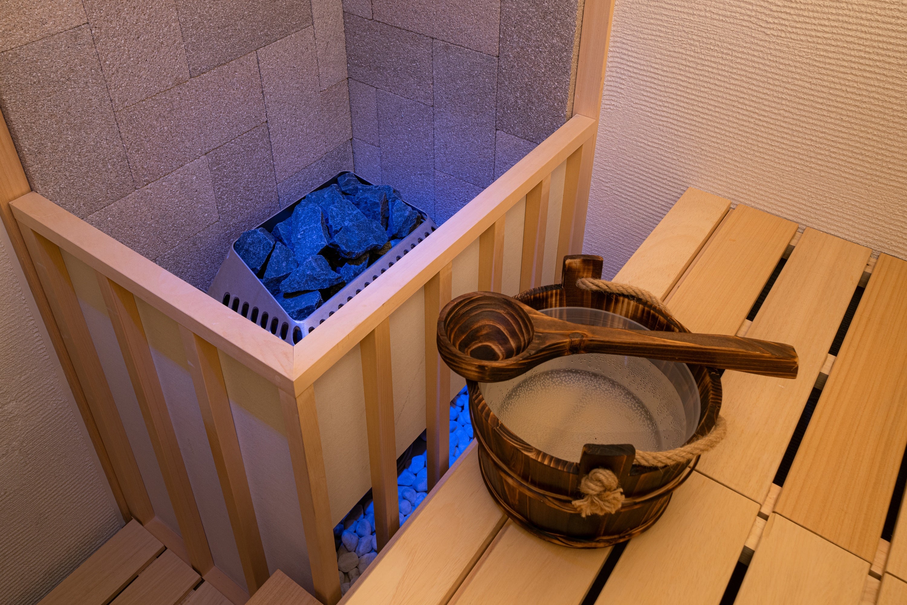 フィンランド産サウナストーブ・ストーンと月替わりのアロマ水(ONEPERSON自由が丘の店内)