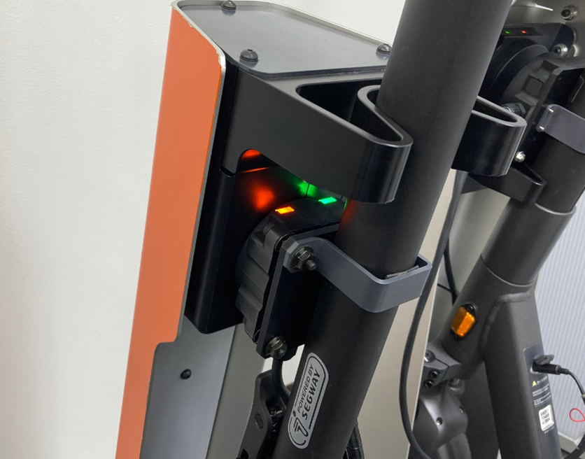 送電モジュールを搭載した専用ステーションに停車すると非接触充電が自動的に開始する。