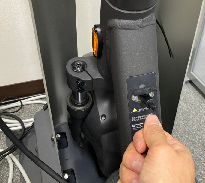 従来の充電コネクタに挿すだけで配線が完了する。