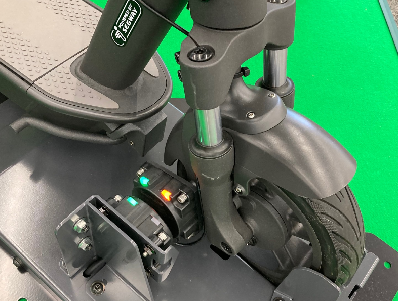 電動キックボードへワイヤレス充電モジュールを取り付けた例