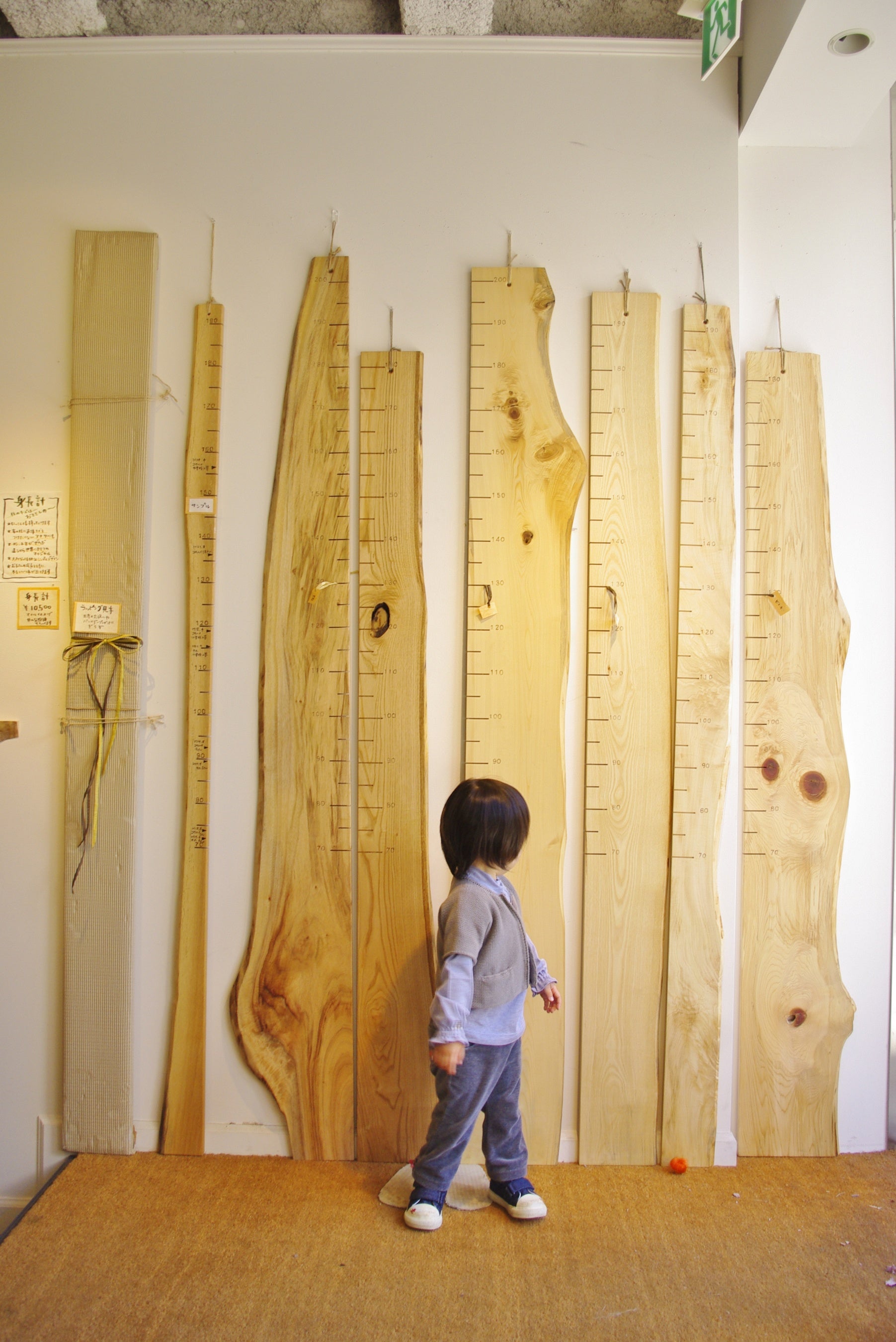 端材もとことん活かす、大人気は「森の身長計」