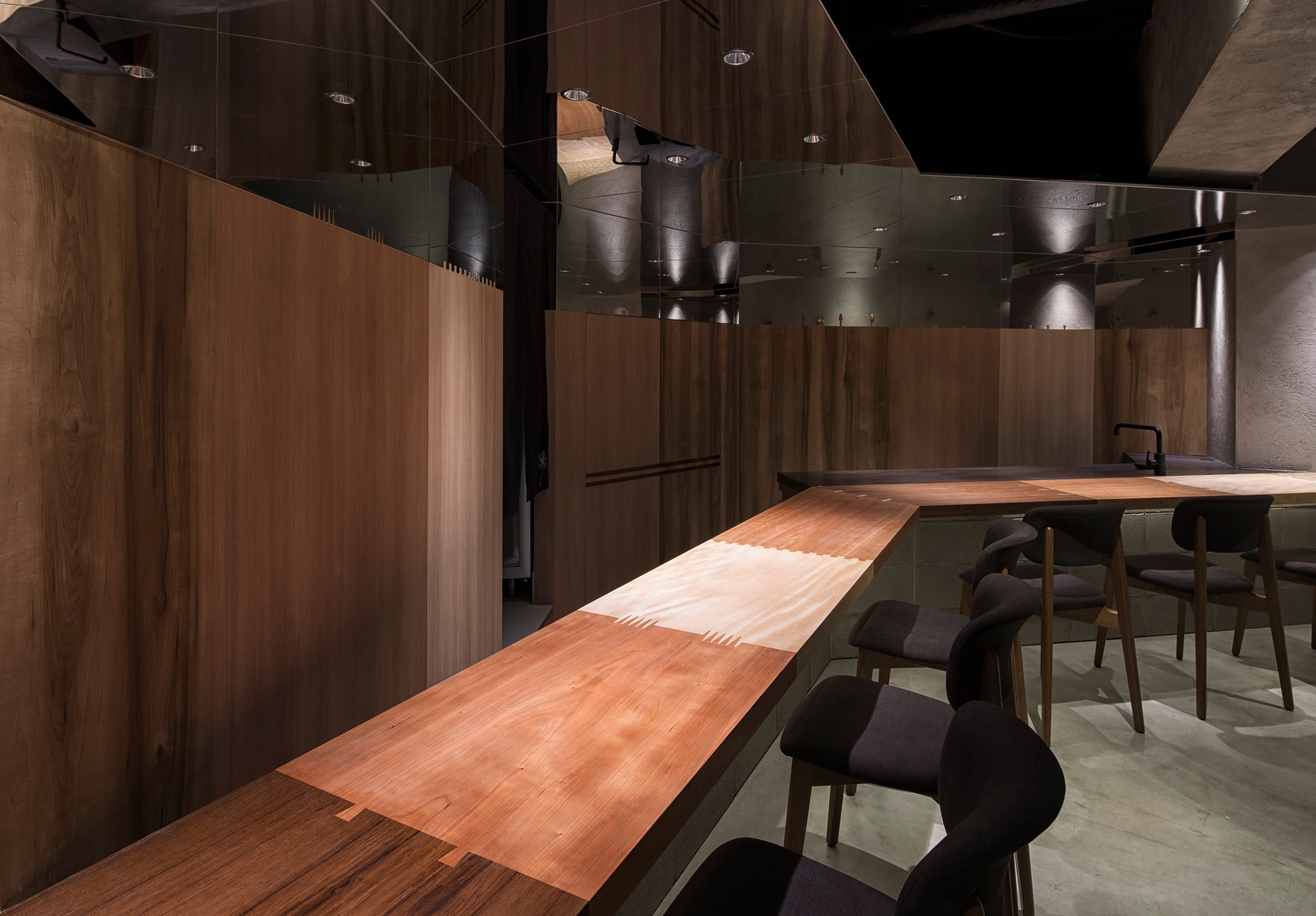 オシャレな高級空間に同社の無垢材が採用される