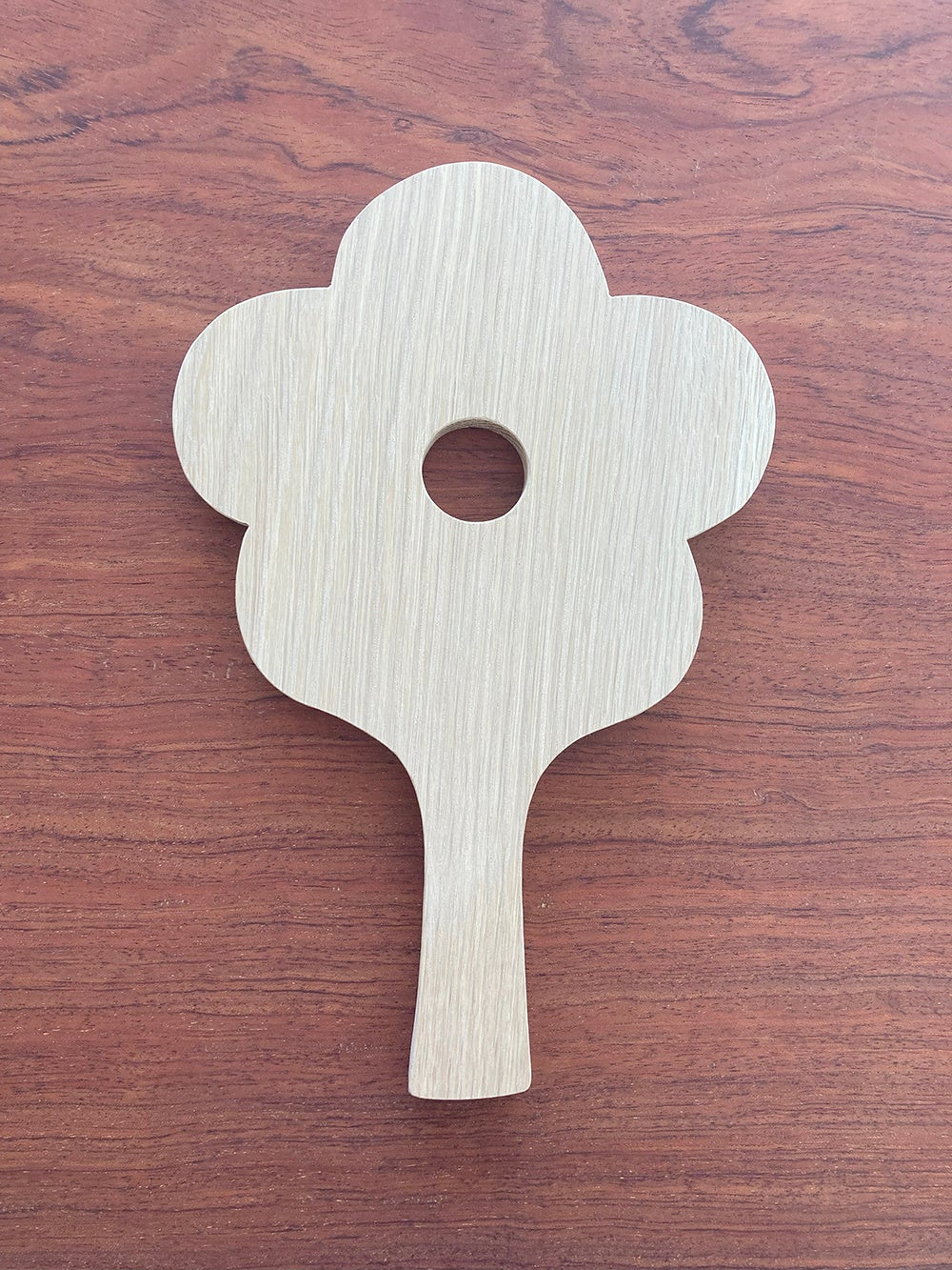 穴があいた花型ラケット