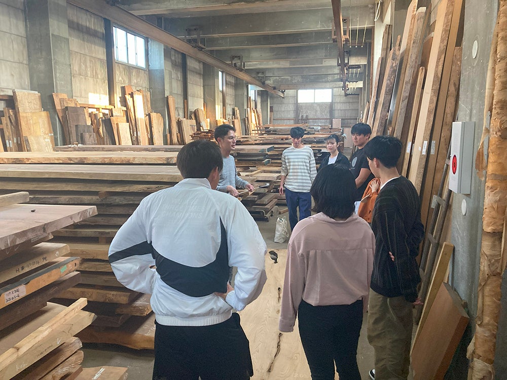 学生たちと卓球台用の天板を吟味