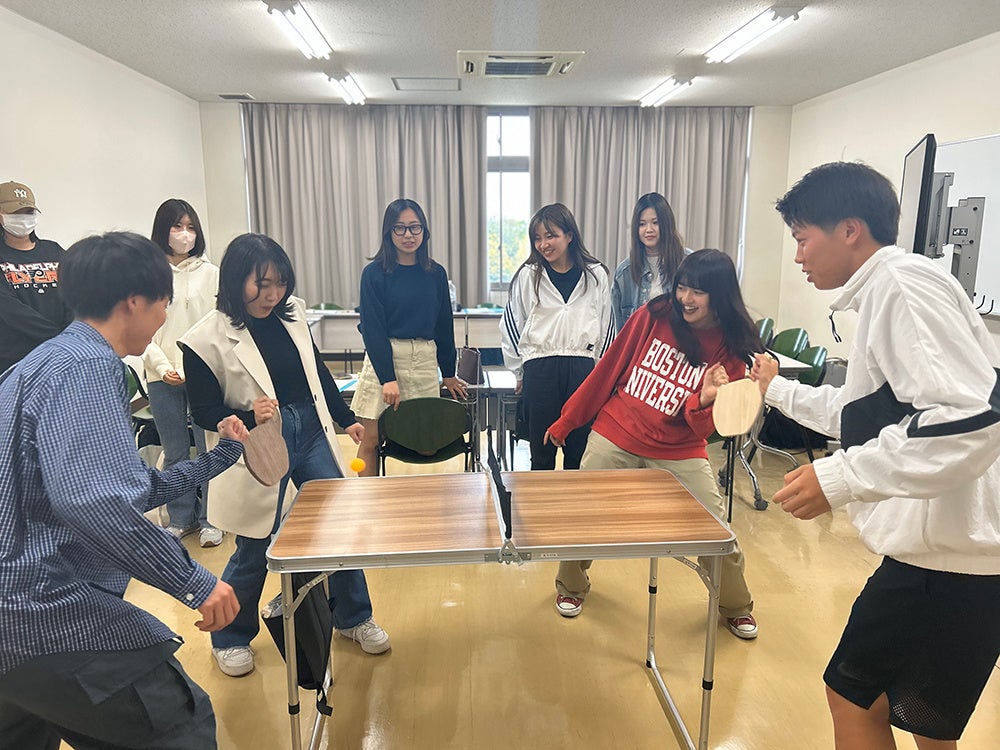 端材から制作したオリジナルラケットでの卓球を体験する様子