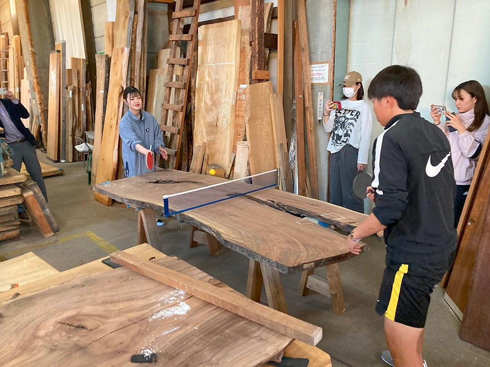 実際にでこぼこな卓球台でプレー