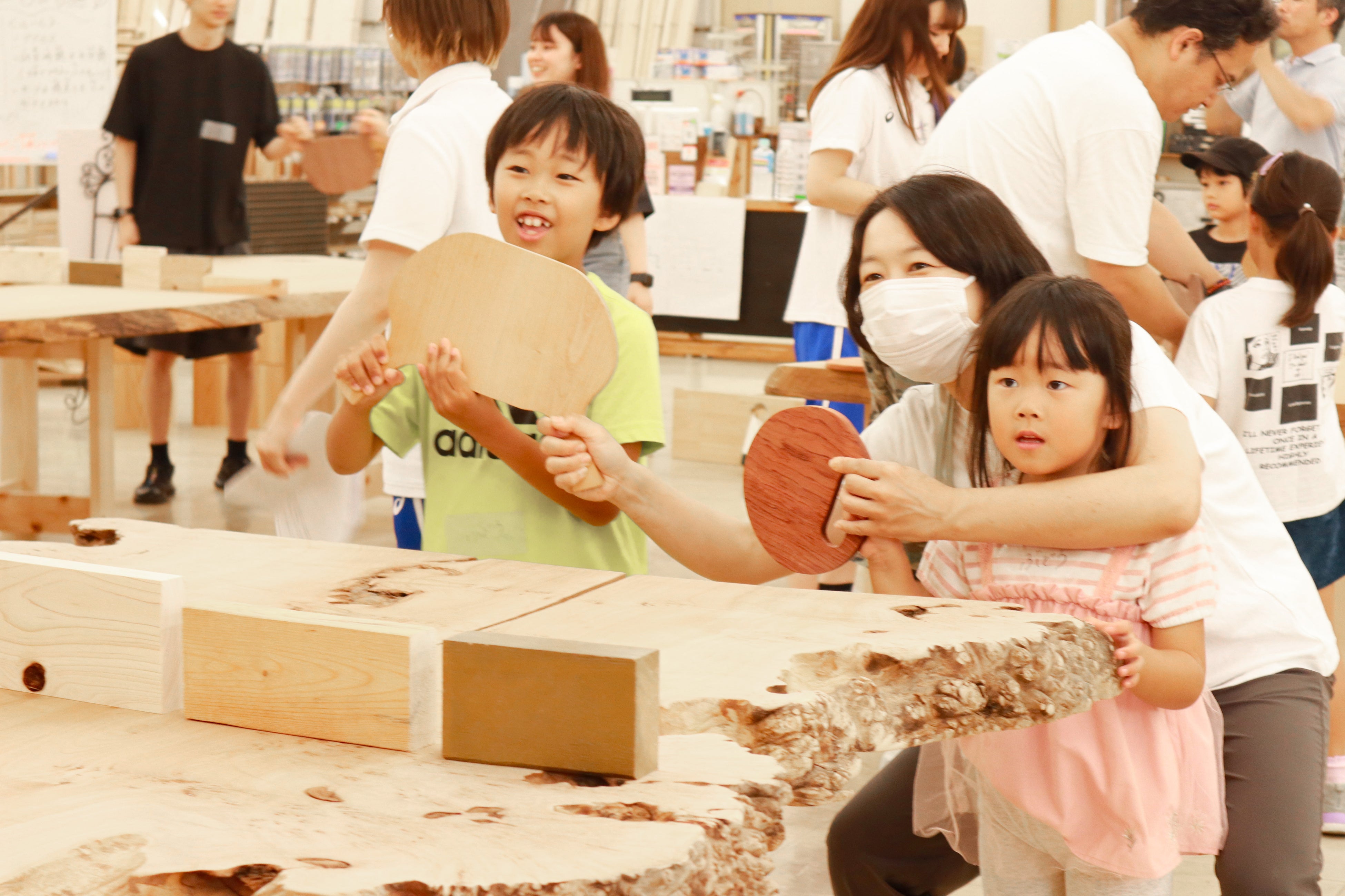 でこぼこ卓球大会を地域の親子が笑顔で楽しむ