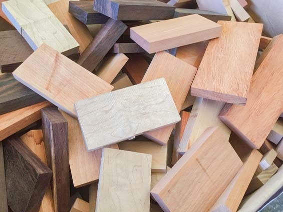 色も形も様々な端材