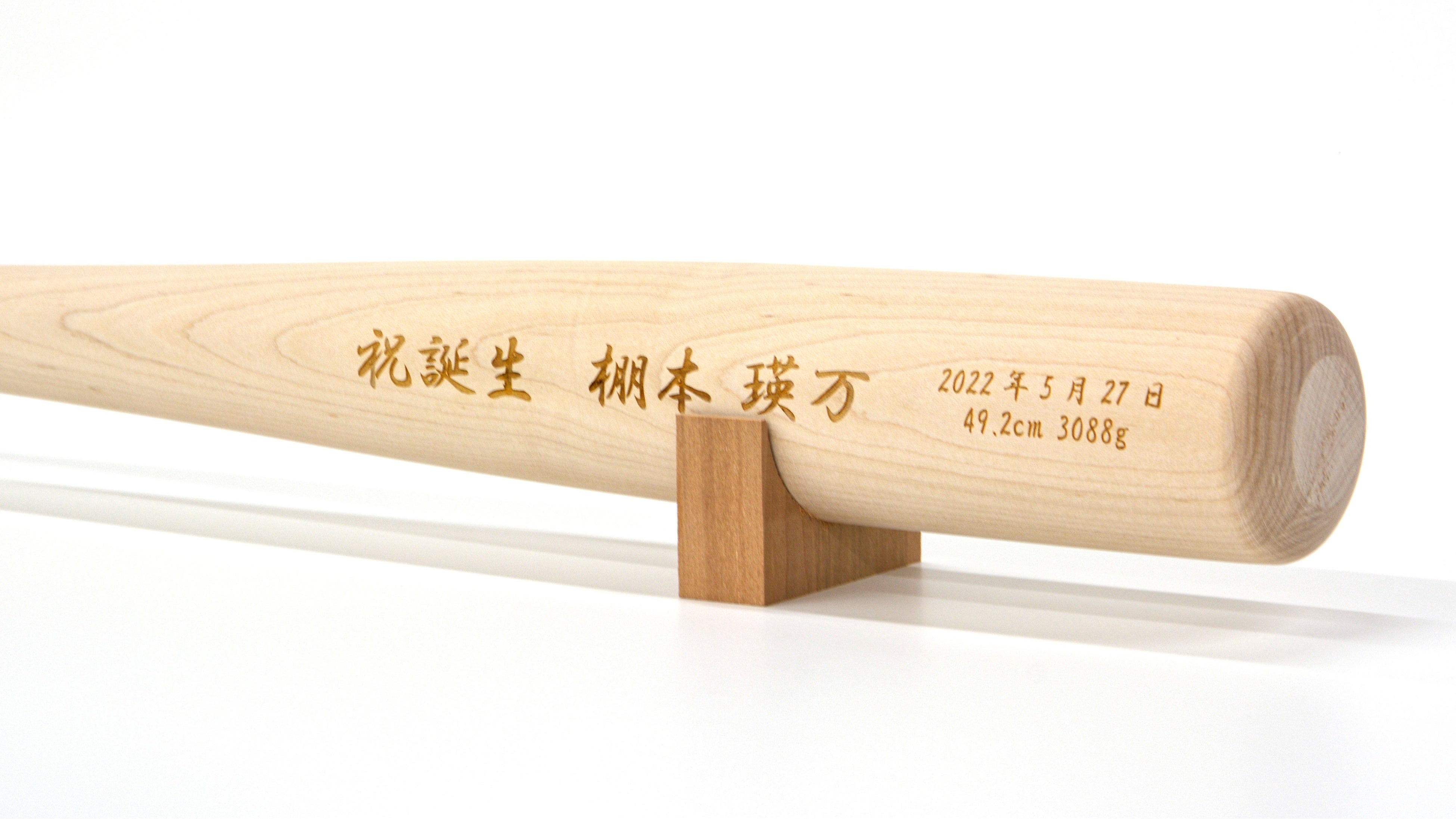 木製バットらしいホワイト系の色味