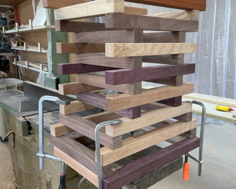 端材を井桁に組む様子