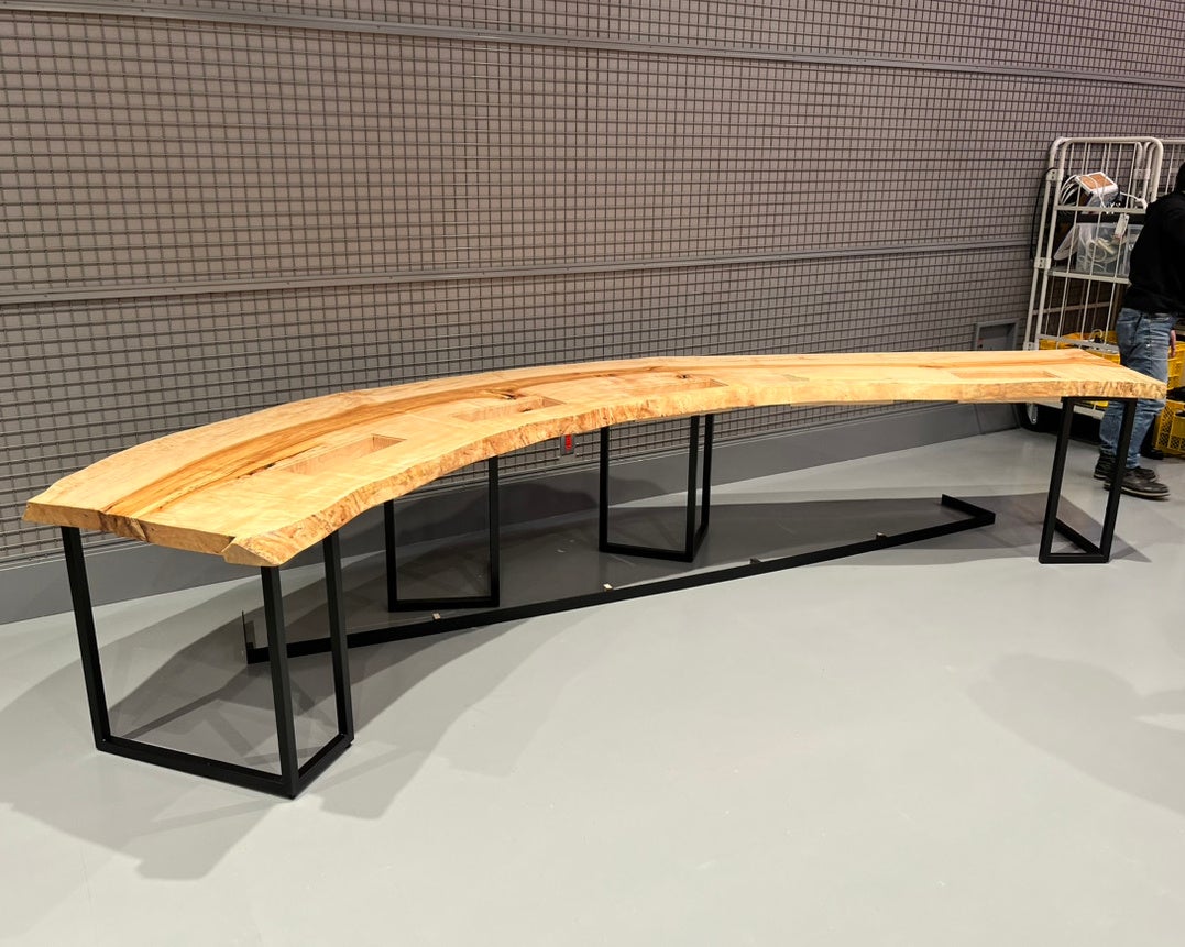 大きく曲がったトチの一枚板を使用したメインテーブル