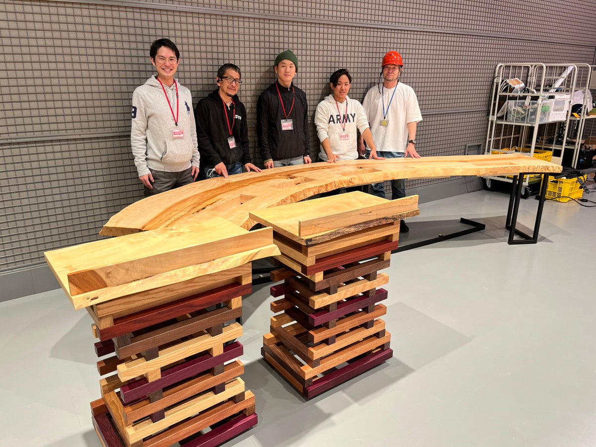 テレビ局に搬入したメインテーブル、MC台