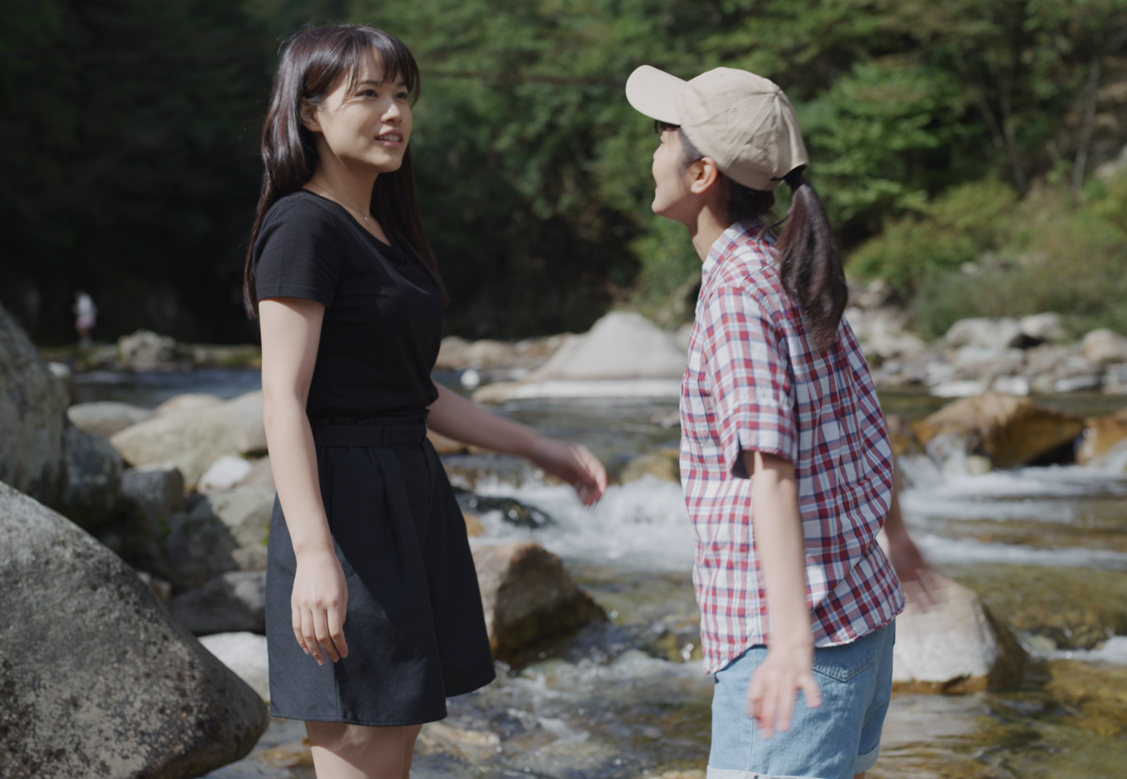 清流板取川を楽しむ長屋香澄（左）と山田花子（右）