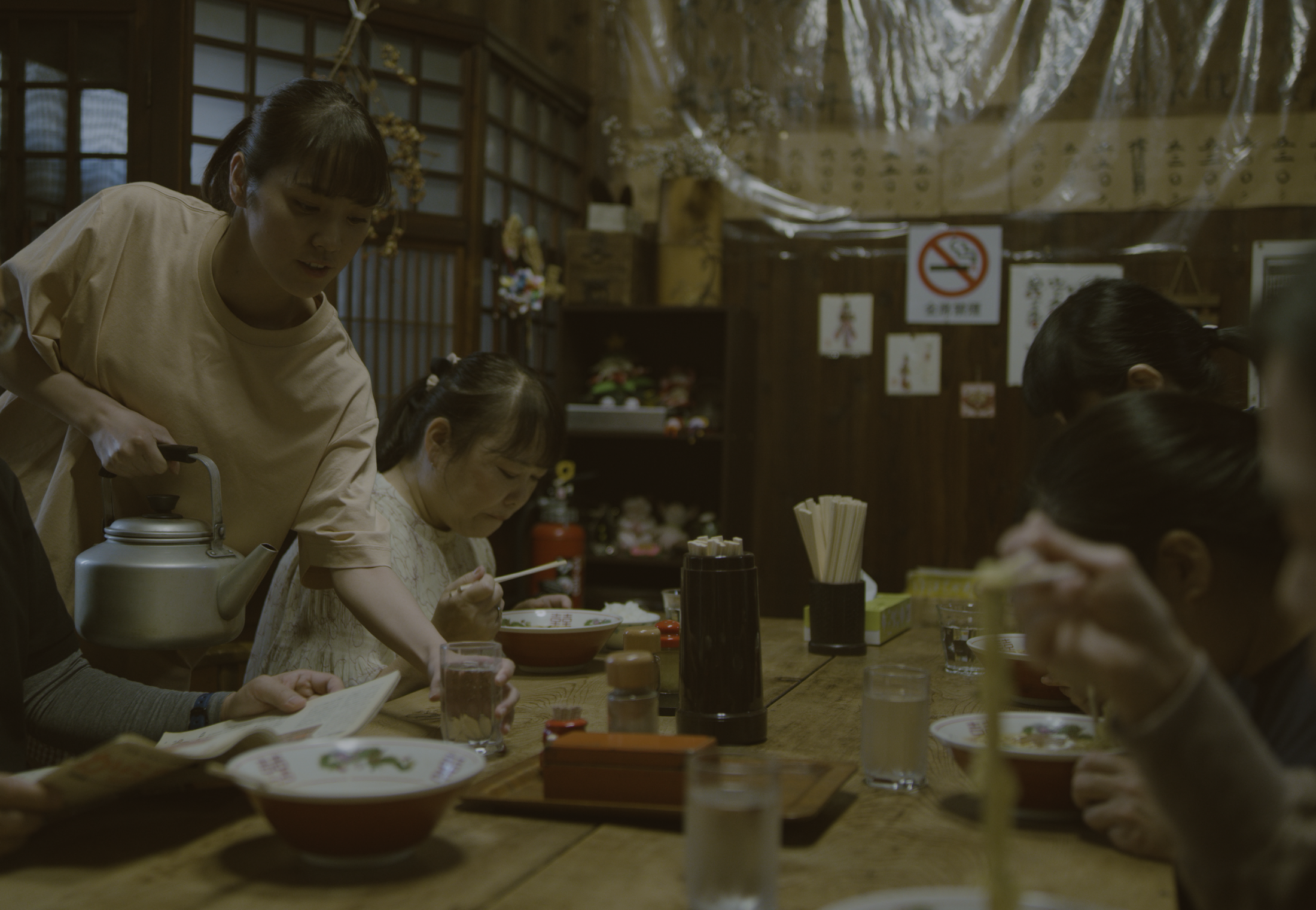 実家の定食屋を手伝う山田花子