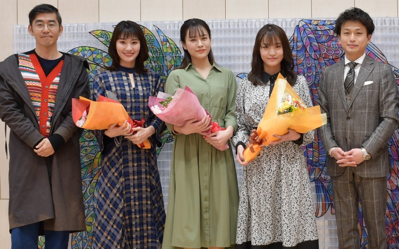 2月12日に行った完成披露試写会での記念撮影