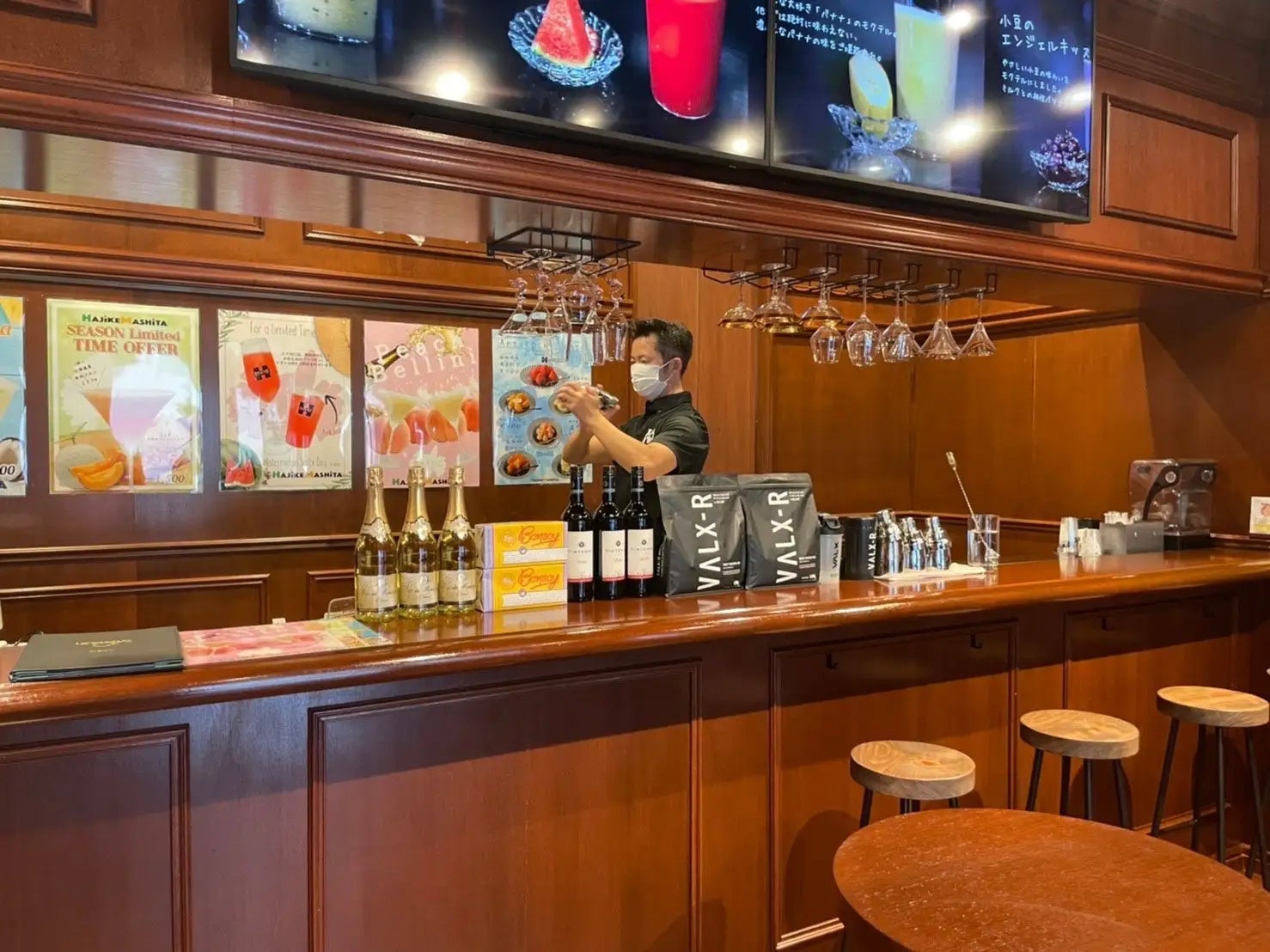 【はじけました】店内