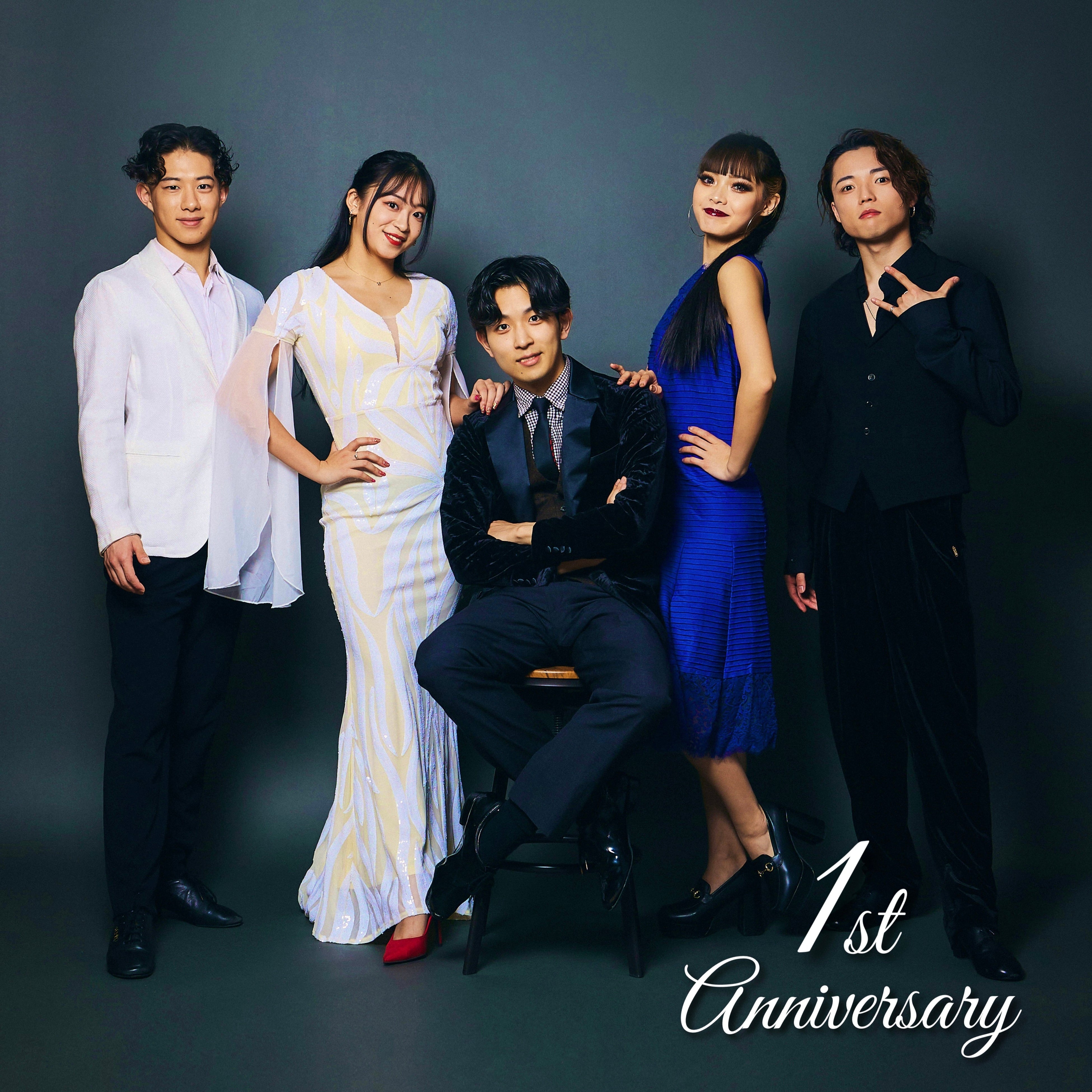 (1周年記念フォト：左から大西大晶、大西咲菜、棚橋健、中村安里、藤井創太)