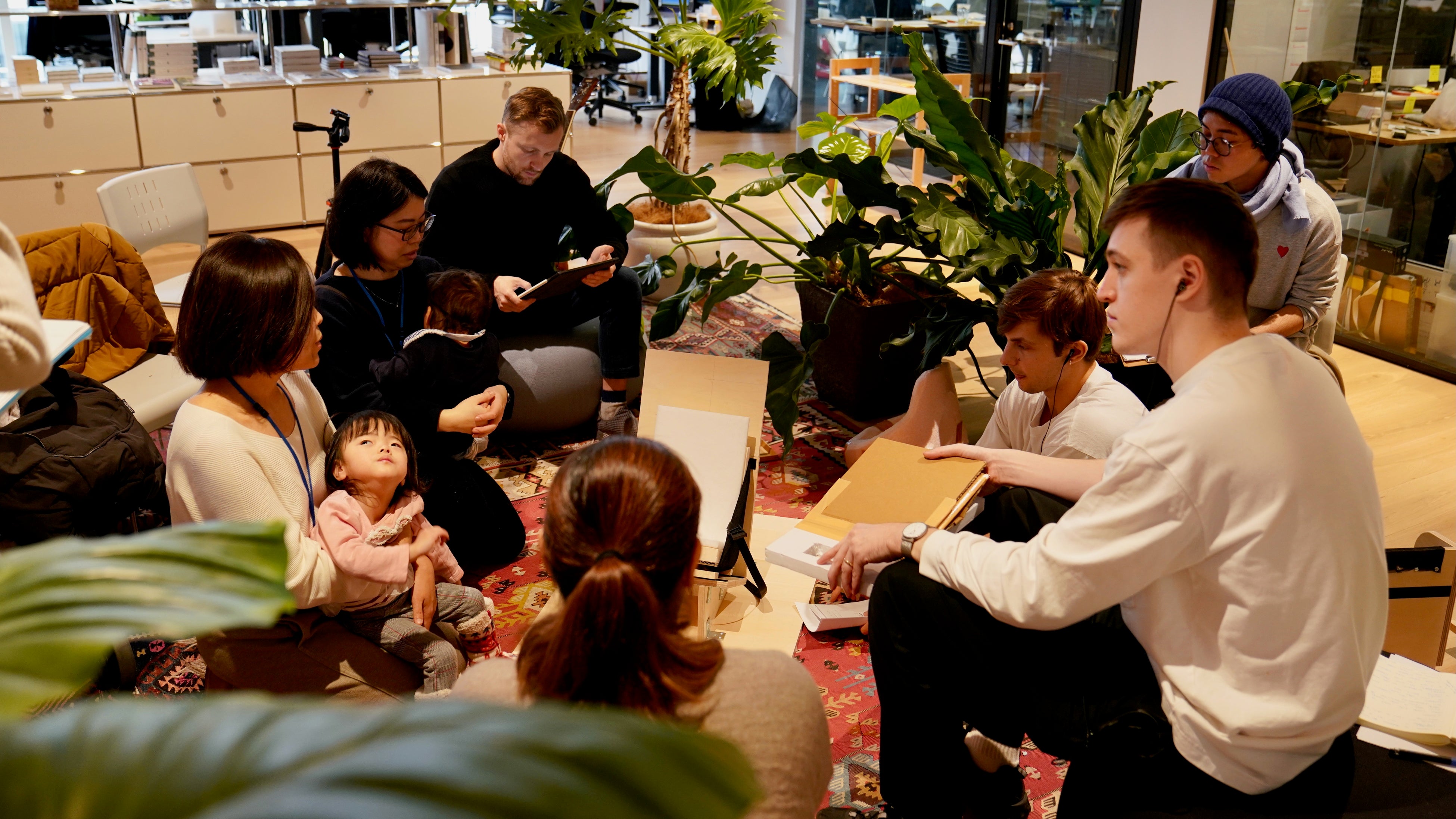 多様なバックグラウンドのデザイナーやエンジニアとともにユーザーと向き合い、知恵を出し合いながら試作を重ねた。