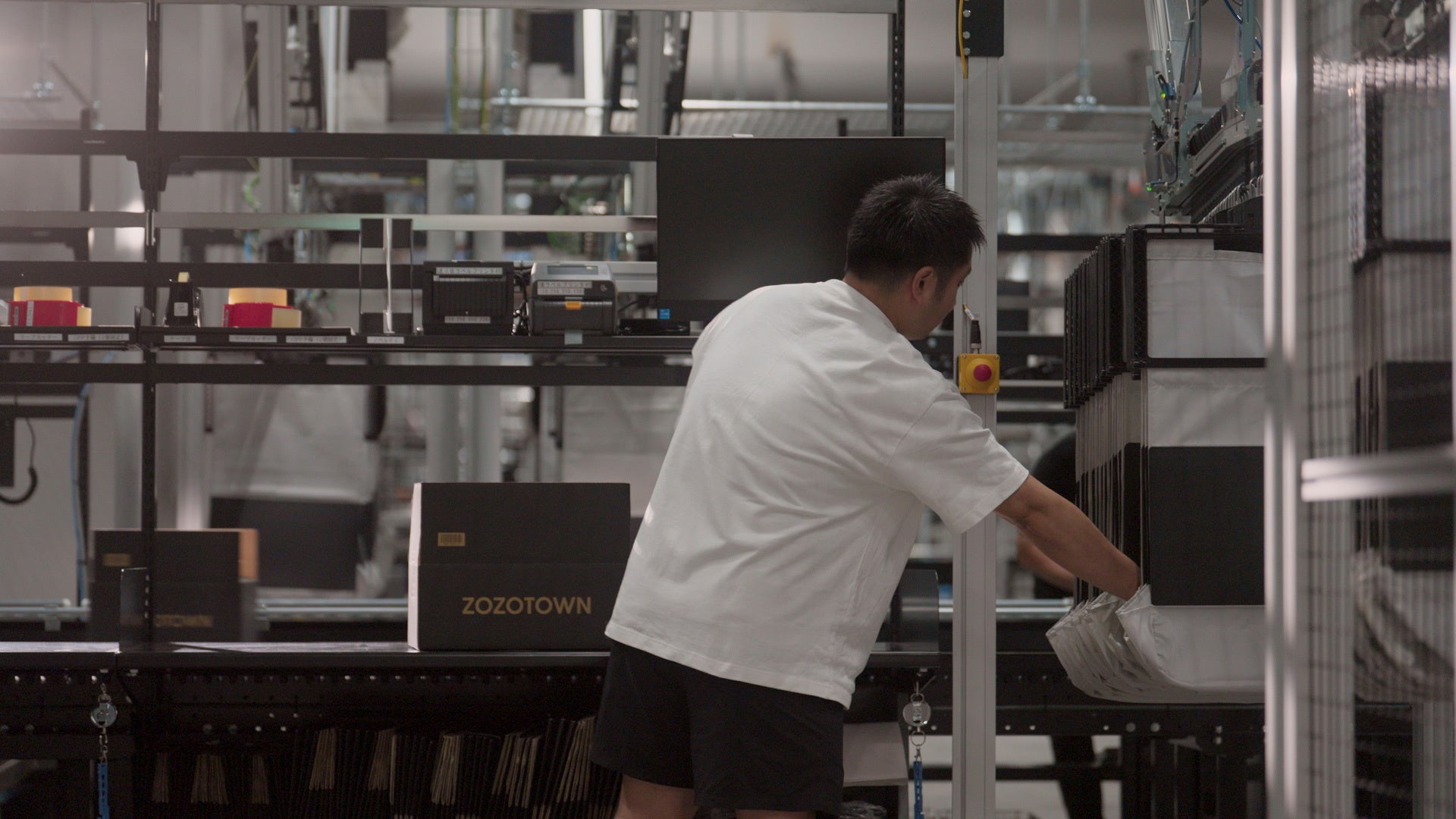 複数注文された商品を注文別に仕分ける作業を「Pocket Sorter」で自動化